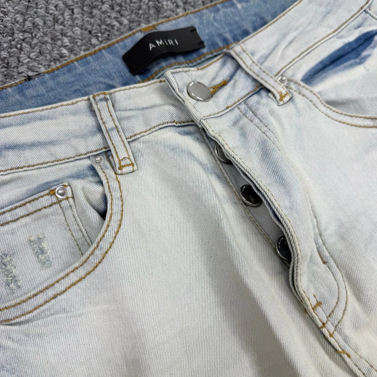 P260 Style number: H65 AMIRI & AMIRI new jeans linhchuan diamond logo washed holes pattern denim shorts leg elastic denim trousers same style for men and women Accessories: complete accessories, all in original packaging, two hang tags to distinguish the low-end version outside, the hardware is standard to the authentic original version with logo aluminum alloy buckle, every detail is superior to any version on the market Fabric: Genuine pattern-making and standard genuine custom-made imported fabrics using unique washing and dyeing methods, and individually hand-painted - hand-painted ripped micro-elastic jeans Color: blue white diamond Size: 30 32 34 36