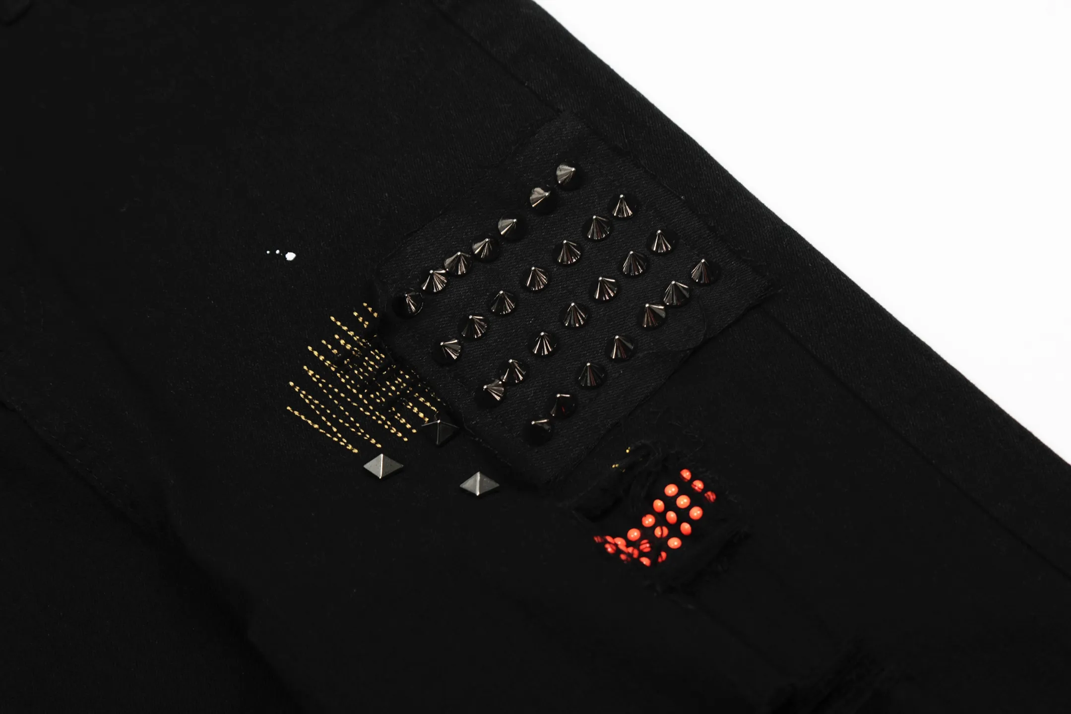 #M43 P168💰 Amiri classic diamond-encrusted ripped jeans and slim fit pants. Produced by a major washed factory. Full of high-end feel. Partial damage to the knees and leather design. Already used as a facade design. Leather waist nameplate. The focus of this style is not on washing, but on the shape and version of the damage. The secret lies in the craftsmanship of the master. The cost of post-production fraying, horse cutting, knife cutting, etc. These hand-made products are far beyond comparison with assembly line products. Color: Picture color Size: 30-32-34-36