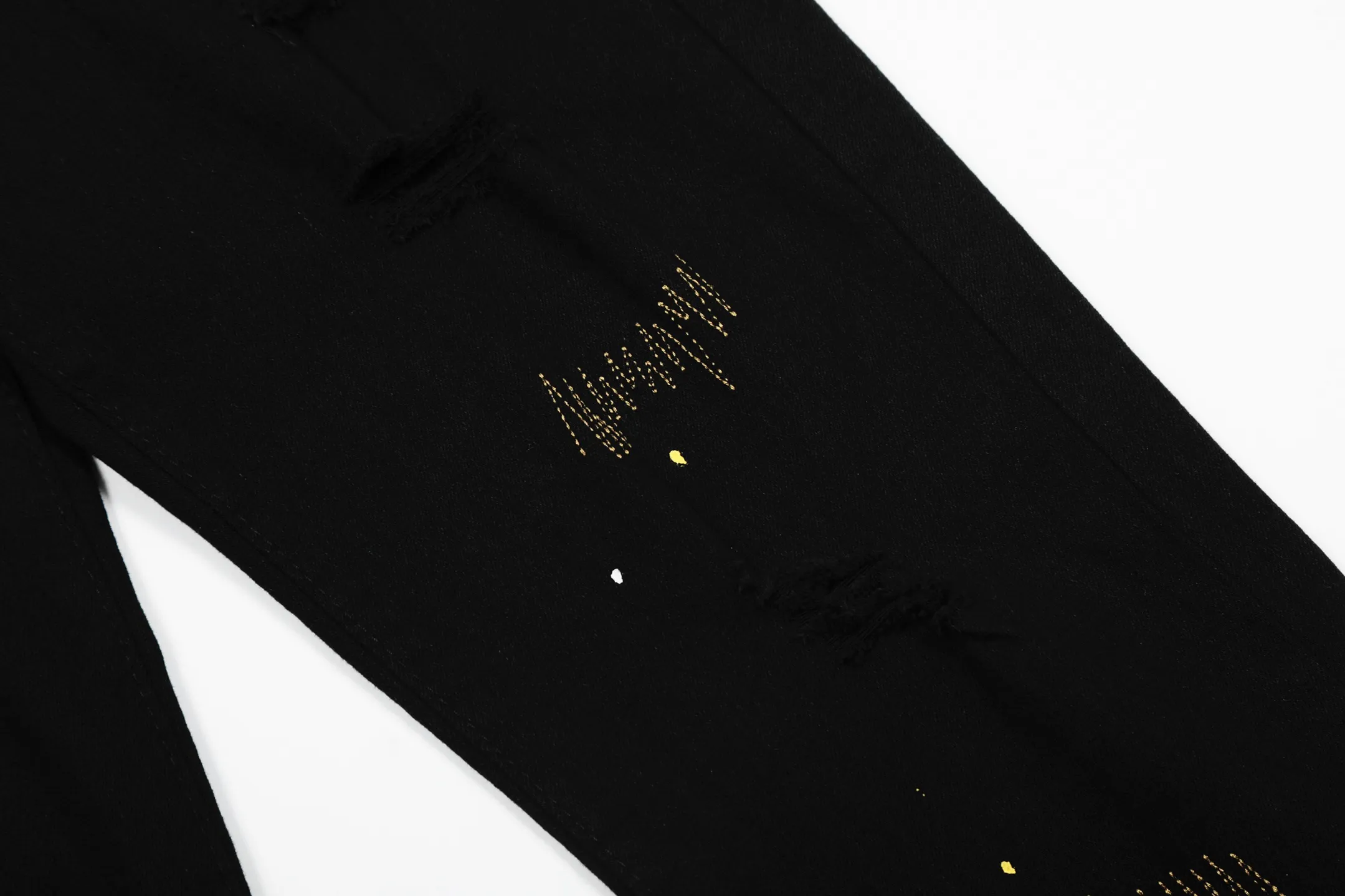 #M43 P168💰 Amiri classic diamond-encrusted ripped jeans and slim fit pants. Produced by a major washed factory. Full of high-end feel. Partial damage to the knees and leather design. Already used as a facade design. Leather waist nameplate. The focus of this style is not on washing, but on the shape and version of the damage. The secret lies in the craftsmanship of the master. The cost of post-production fraying, horse cutting, knife cutting, etc. These hand-made products are far beyond comparison with assembly line products. Color: Picture color Size: 30-32-34-36