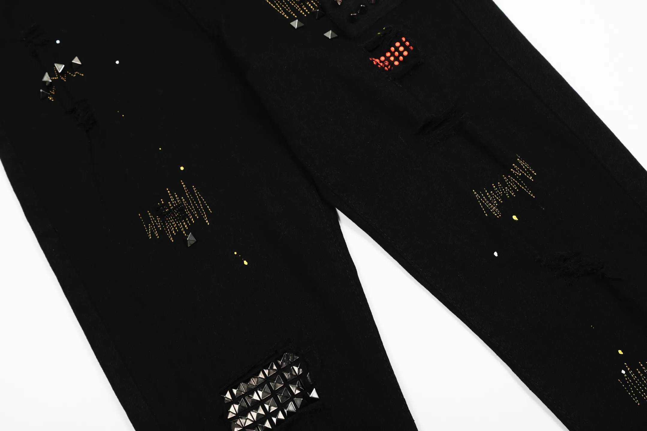 #M43 P168💰 Amiri classic diamond-encrusted ripped jeans and slim fit pants. Produced by a major washed factory. Full of high-end feel. Partial damage to the knees and leather design. Already used as a facade design. Leather waist nameplate. The focus of this style is not on washing, but on the shape and version of the damage. The secret lies in the craftsmanship of the master. The cost of post-production fraying, horse cutting, knife cutting, etc. These hand-made products are far beyond comparison with assembly line products. Color: Picture color Size: 30-32-34-36