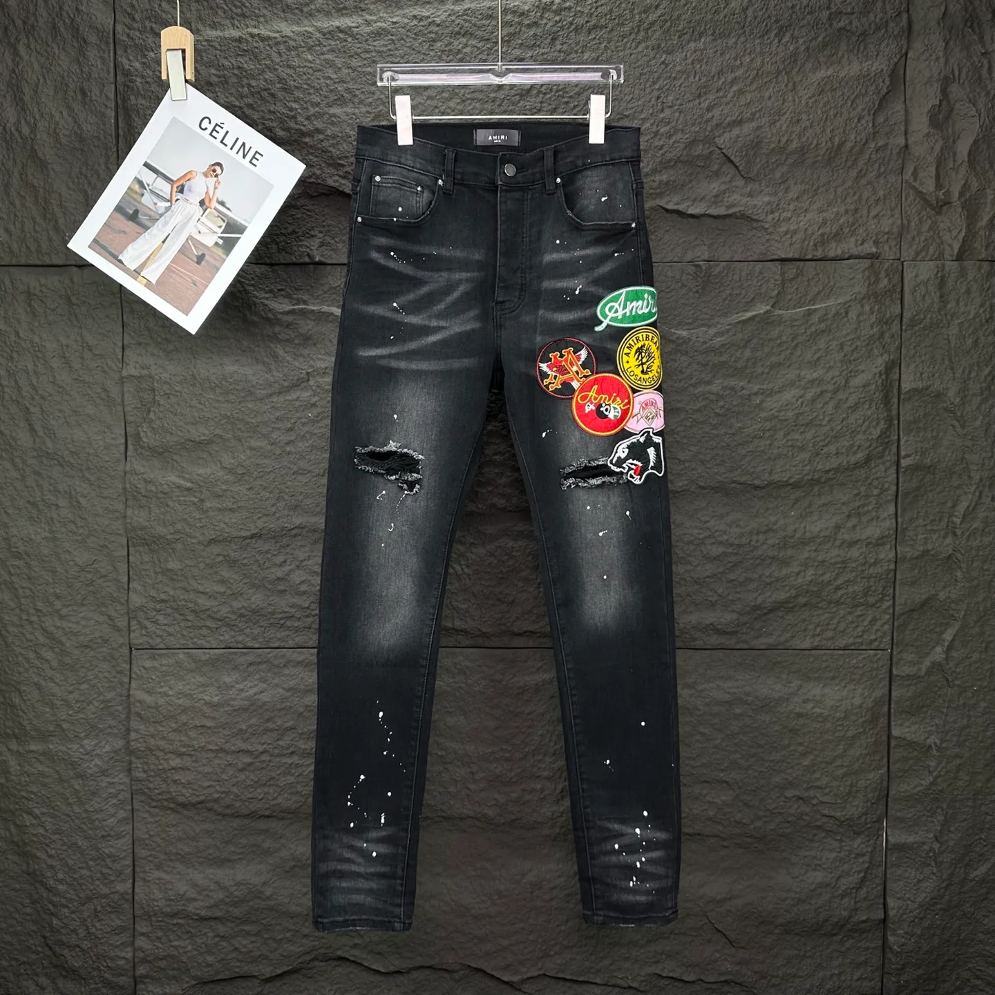 P240 AMIRI 2025 New Splash Ink Hole Embroidered Badge Letters Couple Style Washed Stretch Jeans 🔥High Version🔥High Version🔥 Top Ceiling Quality Styles with different washed textures are very friendly to people with thin legs and thick legs. The straight and slim version is very flattering to the leg shape. Moderate length that never goes out of style, easy and casual to match, basic styling for various styles, a must-have in the wardrobe! There are multiple embroidered badges on the trouser legs, making them look more workmanlike and eye-catching! The fabric is stiff but also makes the upper body soft without losing texture. The washing process is even more perfect. It is a must-have item for everyone! ! ! Washed wheat, hang tag, pants label, complete with three labels Color: black, blue Size: 28, 30, 32, 34, 36 (five sizes)