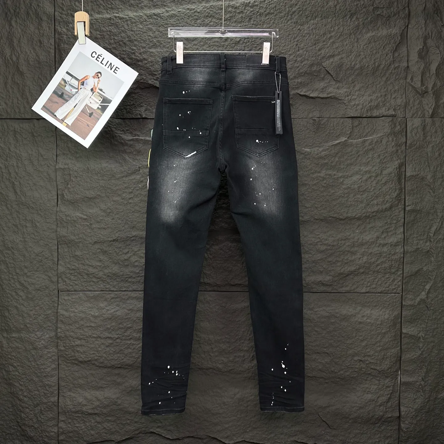 P240 AMIRI 2025 New Splash Ink Hole Embroidered Badge Letters Couple Style Washed Stretch Jeans 🔥High Version🔥High Version🔥 Top Ceiling Quality Styles with different washed textures are very friendly to people with thin legs and thick legs. The straight and slim version is very flattering to the leg shape. Moderate length that never goes out of style, easy and casual to match, basic styling for various styles, a must-have in the wardrobe! There are multiple embroidered badges on the trouser legs, making them look more workmanlike and eye-catching! The fabric is stiff but also makes the upper body soft without losing texture. The washing process is even more perfect. It is a must-have item for everyone! ! ! Washed wheat, hang tag, pants label, complete with three labels Color: black, blue Size: 28, 30, 32, 34, 36 (five sizes)