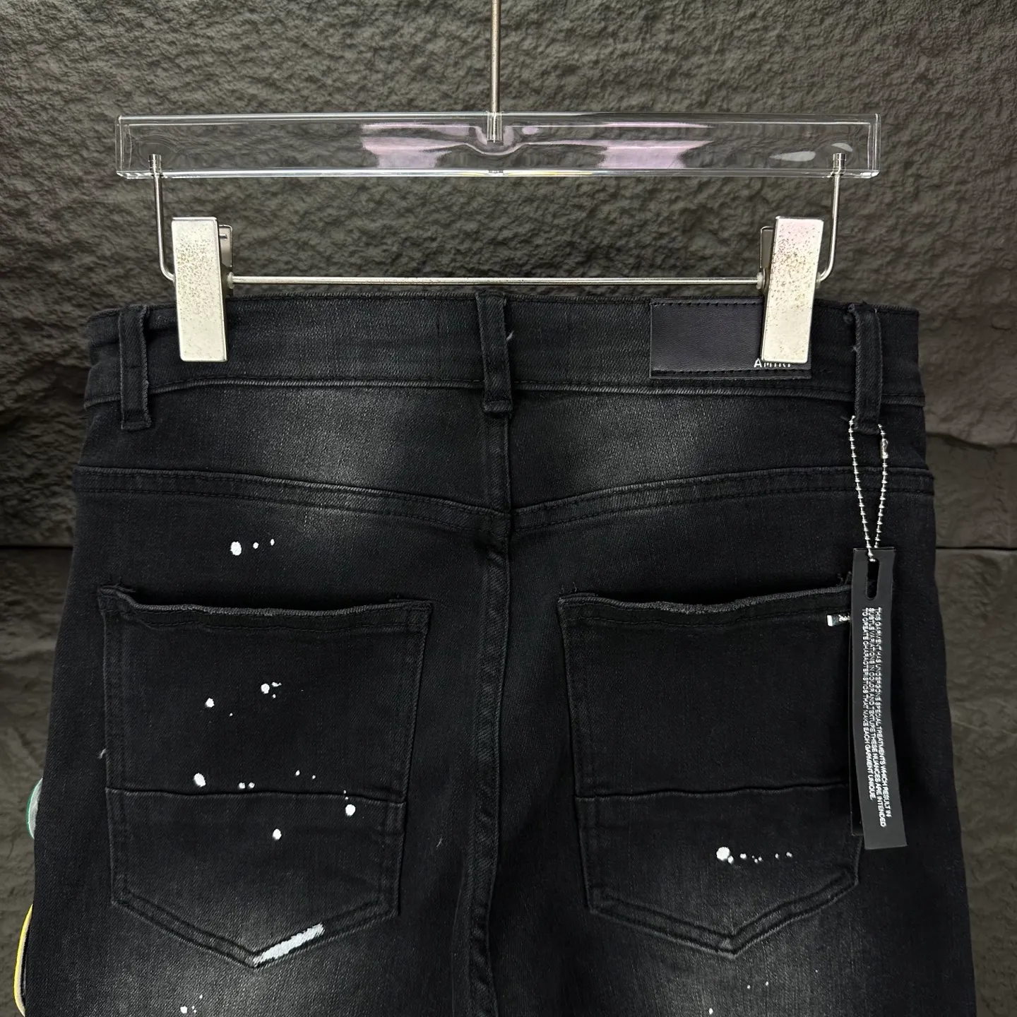 P240 AMIRI 2025 New Splash Ink Hole Embroidered Badge Letters Couple Style Washed Stretch Jeans 🔥High Version🔥High Version🔥 Top Ceiling Quality Styles with different washed textures are very friendly to people with thin legs and thick legs. The straight and slim version is very flattering to the leg shape. Moderate length that never goes out of style, easy and casual to match, basic styling for various styles, a must-have in the wardrobe! There are multiple embroidered badges on the trouser legs, making them look more workmanlike and eye-catching! The fabric is stiff but also makes the upper body soft without losing texture. The washing process is even more perfect. It is a must-have item for everyone! ! ! Washed wheat, hang tag, pants label, complete with three labels Color: black, blue Size: 28, 30, 32, 34, 36 (five sizes)