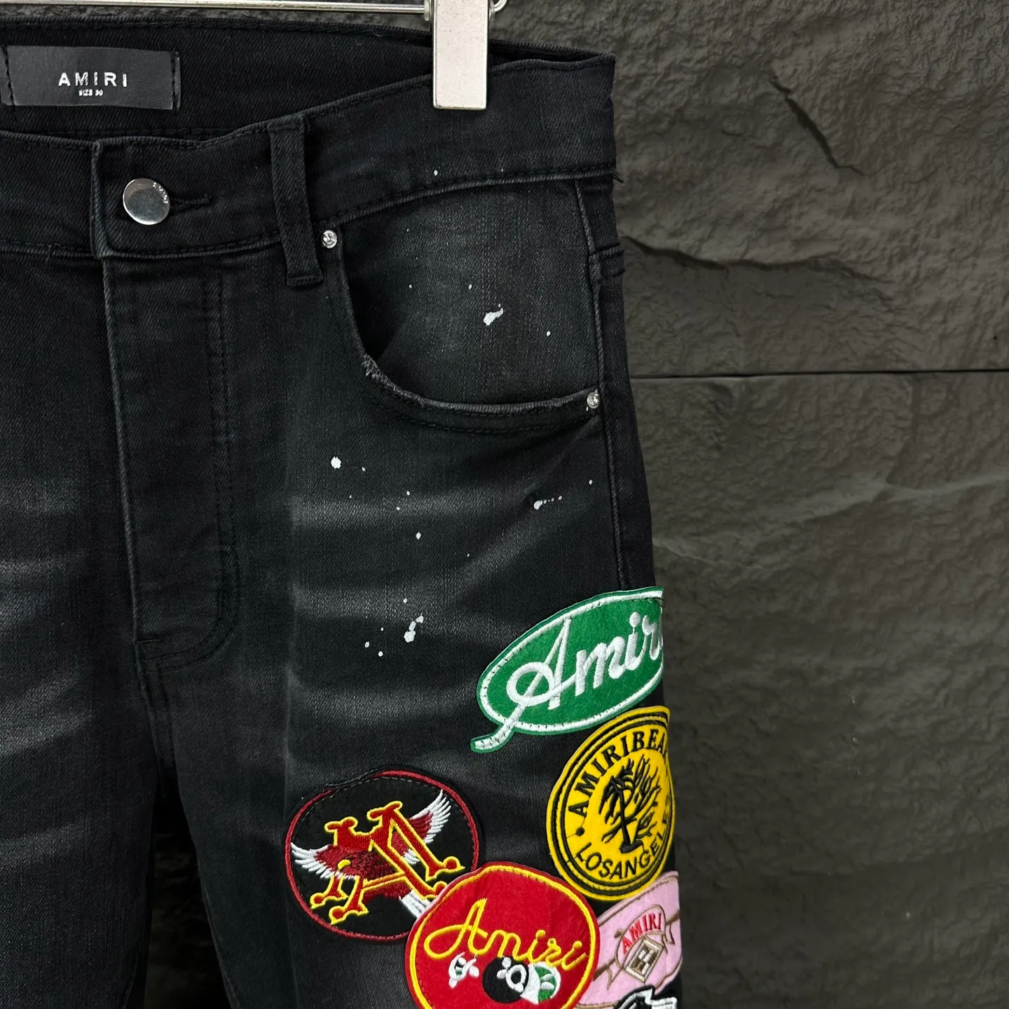 P240 AMIRI 2025 New Splash Ink Hole Embroidered Badge Letters Couple Style Washed Stretch Jeans 🔥High Version🔥High Version🔥 Top Ceiling Quality Styles with different washed textures are very friendly to people with thin legs and thick legs. The straight and slim version is very flattering to the leg shape. Moderate length that never goes out of style, easy and casual to match, basic styling for various styles, a must-have in the wardrobe! There are multiple embroidered badges on the trouser legs, making them look more workmanlike and eye-catching! The fabric is stiff but also makes the upper body soft without losing texture. The washing process is even more perfect. It is a must-have item for everyone! ! ! Washed wheat, hang tag, pants label, complete with three labels Color: black, blue Size: 28, 30, 32, 34, 36 (five sizes)
