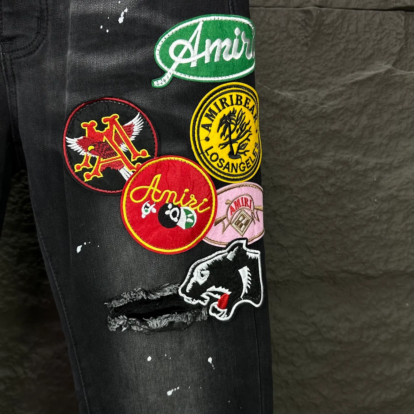 P240 AMIRI 2025 New Splash Ink Hole Embroidered Badge Letters Couple Style Washed Stretch Jeans 🔥High Version🔥High Version🔥 Top Ceiling Quality Styles with different washed textures are very friendly to people with thin legs and thick legs. The straight and slim version is very flattering to the leg shape. Moderate length that never goes out of style, easy and casual to match, basic styling for various styles, a must-have in the wardrobe! There are multiple embroidered badges on the trouser legs, making them look more workmanlike and eye-catching! The fabric is stiff but also makes the upper body soft without losing texture. The washing process is even more perfect. It is a must-have item for everyone! ! ! Washed wheat, hang tag, pants label, complete with three labels Color: black, blue Size: 28, 30, 32, 34, 36 (five sizes)