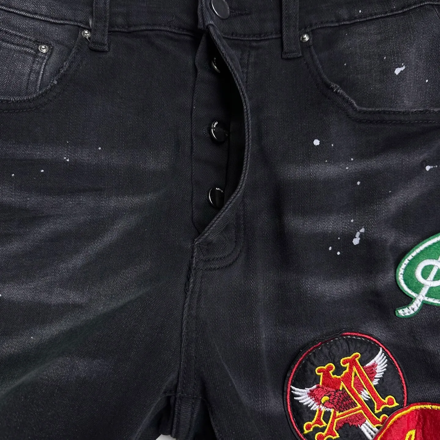 P240 AMIRI 2025 New Splash Ink Hole Embroidered Badge Letters Couple Style Washed Stretch Jeans 🔥High Version🔥High Version🔥 Top Ceiling Quality Styles with different washed textures are very friendly to people with thin legs and thick legs. The straight and slim version is very flattering to the leg shape. Moderate length that never goes out of style, easy and casual to match, basic styling for various styles, a must-have in the wardrobe! There are multiple embroidered badges on the trouser legs, making them look more workmanlike and eye-catching! The fabric is stiff but also makes the upper body soft without losing texture. The washing process is even more perfect. It is a must-have item for everyone! ! ! Washed wheat, hang tag, pants label, complete with three labels Color: black, blue Size: 28, 30, 32, 34, 36 (five sizes)