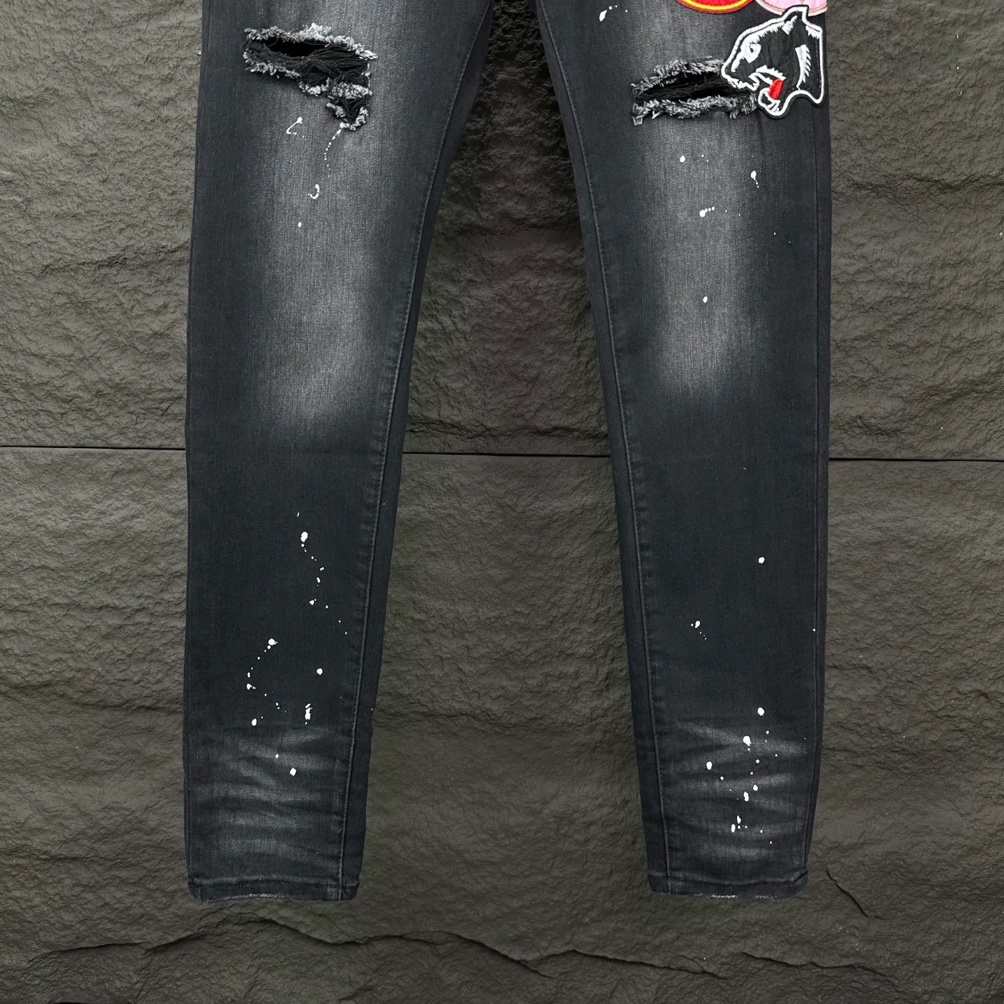 P240 AMIRI 2025 New Splash Ink Hole Embroidered Badge Letters Couple Style Washed Stretch Jeans 🔥High Version🔥High Version🔥 Top Ceiling Quality Styles with different washed textures are very friendly to people with thin legs and thick legs. The straight and slim version is very flattering to the leg shape. Moderate length that never goes out of style, easy and casual to match, basic styling for various styles, a must-have in the wardrobe! There are multiple embroidered badges on the trouser legs, making them look more workmanlike and eye-catching! The fabric is stiff but also makes the upper body soft without losing texture. The washing process is even more perfect. It is a must-have item for everyone! ! ! Washed wheat, hang tag, pants label, complete with three labels Color: black, blue Size: 28, 30, 32, 34, 36 (five sizes)