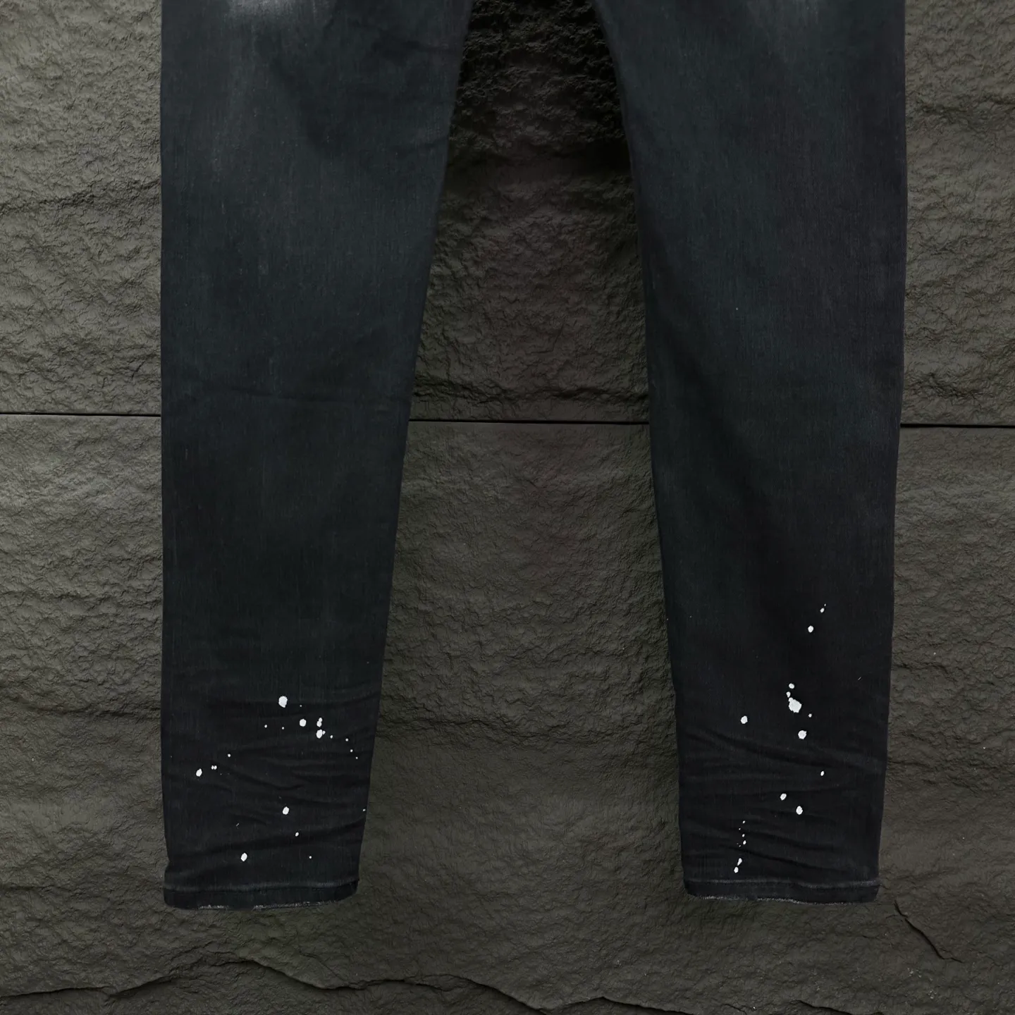 P240 AMIRI 2025 New Splash Ink Hole Embroidered Badge Letters Couple Style Washed Stretch Jeans 🔥High Version🔥High Version🔥 Top Ceiling Quality Styles with different washed textures are very friendly to people with thin legs and thick legs. The straight and slim version is very flattering to the leg shape. Moderate length that never goes out of style, easy and casual to match, basic styling for various styles, a must-have in the wardrobe! There are multiple embroidered badges on the trouser legs, making them look more workmanlike and eye-catching! The fabric is stiff but also makes the upper body soft without losing texture. The washing process is even more perfect. It is a must-have item for everyone! ! ! Washed wheat, hang tag, pants label, complete with three labels Color: black, blue Size: 28, 30, 32, 34, 36 (five sizes)