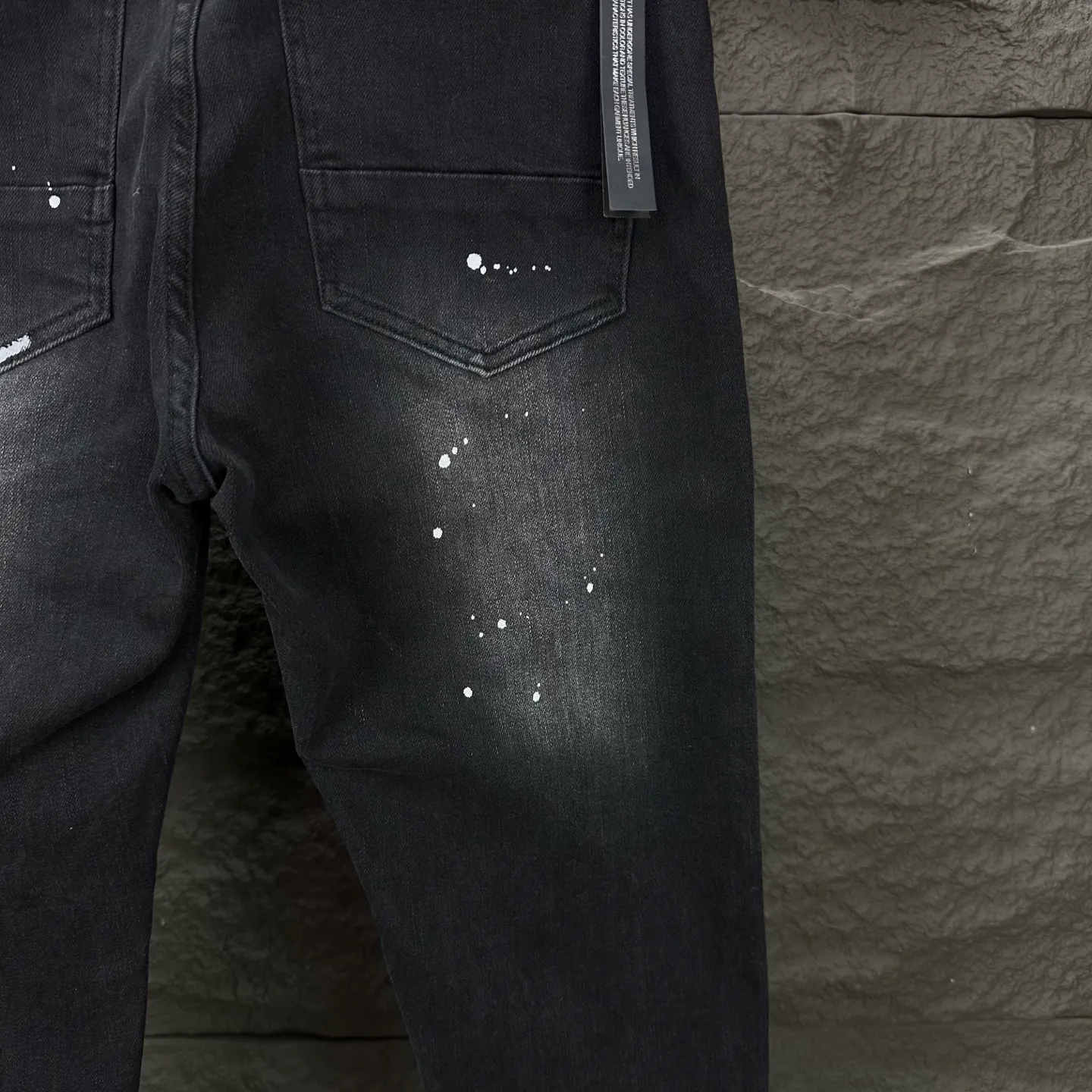 P240 AMIRI 2025 New Splash Ink Hole Embroidered Badge Letters Couple Style Washed Stretch Jeans 🔥High Version🔥High Version🔥 Top Ceiling Quality Styles with different washed textures are very friendly to people with thin legs and thick legs. The straight and slim version is very flattering to the leg shape. Moderate length that never goes out of style, easy and casual to match, basic styling for various styles, a must-have in the wardrobe! There are multiple embroidered badges on the trouser legs, making them look more workmanlike and eye-catching! The fabric is stiff but also makes the upper body soft without losing texture. The washing process is even more perfect. It is a must-have item for everyone! ! ! Washed wheat, hang tag, pants label, complete with three labels Color: black, blue Size: 28, 30, 32, 34, 36 (five sizes)
