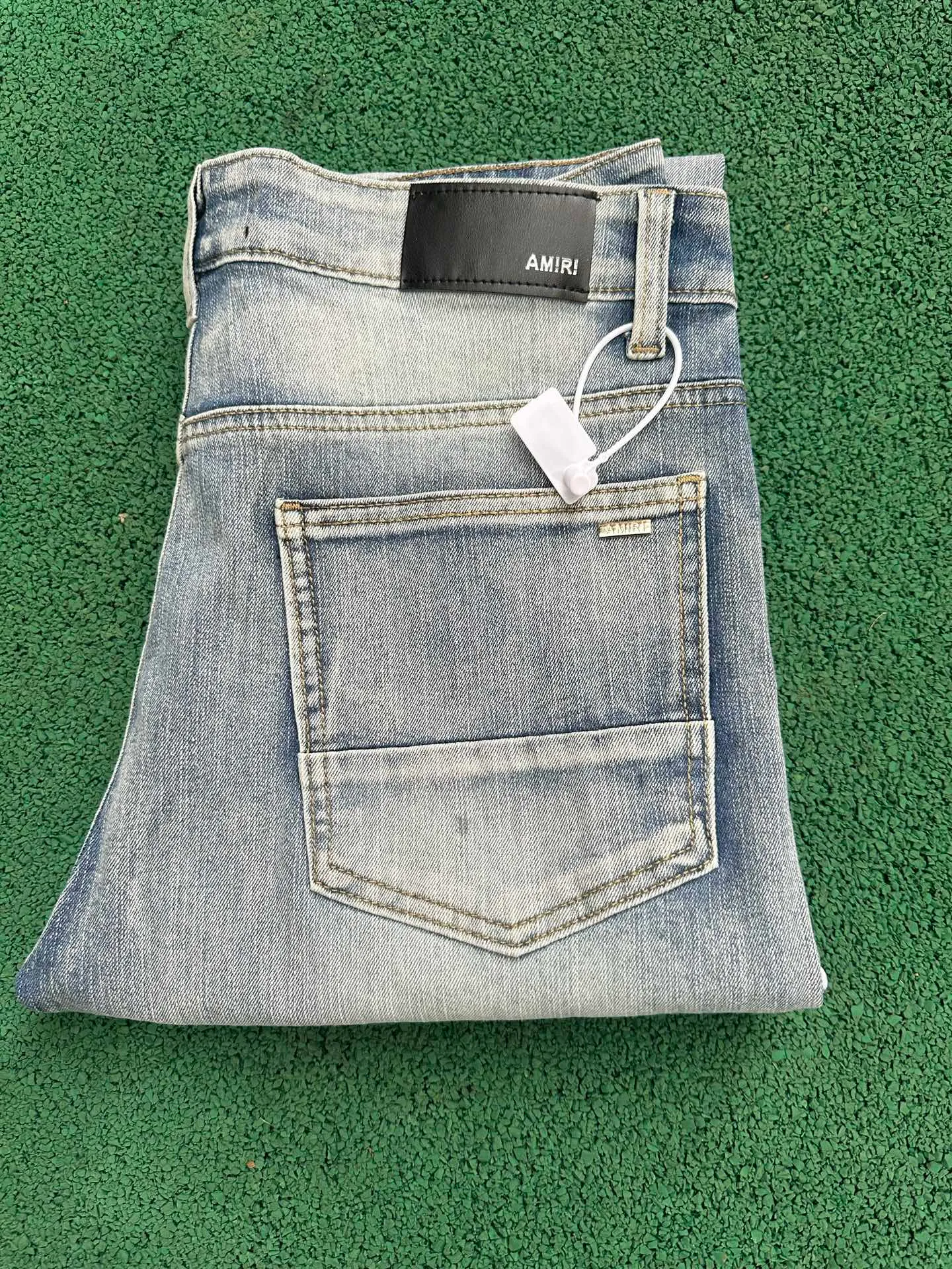 #N03 P186💰 AMIRI patch embroidery jeans trousers AMIRI high street basic ripped tight elastic jeans trousers amiri brand jeans break the production process and cutting of the original jeans, the fabrics are softer and more comfortable Hand-sewn collar label Customized logo buttons Genuine leather tag Color: Picture color Size: 30-32-34-36