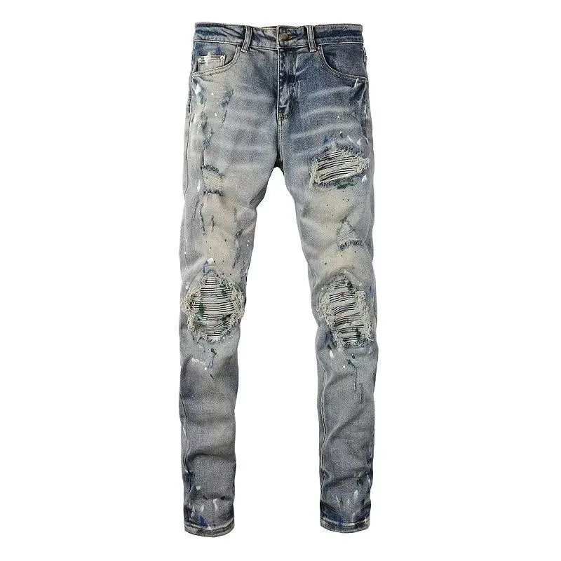 P166 Top replica AMIRI splash-ink medal patch embroidered jeans trousers AMIRI high street basic ripped tight stretch jeans trousers Amiriamiri is transliterated as Emil, which is the name of the founder. Mike Amiri, the founder of amiri, grew up in Los Angeles, USA. He was influenced by the local street culture Rock since childhood, so he founded the amiri brand named after himself. A variety of fashion brand clothing meets the needs of different fashion players. Amiri clothing has novel and unique styles and is a well-known street brand in the United States. Many of its styles and styles are loved by many street photographers. Various clothing styles meet the needs of different people, show their unique temperament, and show the trend of dressing. amiri's jeans are relatively famous. Not only do they have many styles, but the quality of the jeans is also very good. Many celebrities have also worn amiri brand jeans.  The jeans of the amiri brand break through the production process and cutting of the original jeans. The fabrics are relatively soft and comfortable, and are not as hard as some jeans, which can irritate the skin and cause the skin to bleed when worn. Los Angeles trendy brand Amiri's jeans are made with great detail from tailoring to texture, adding wrinkles, bullet holes, damage and other details to add to the trendiness of the jeans. You can choose the style that suits you according to your own needs. Only when you wear a suitable style can you have a certain sense of fashion.  In recent years, high street has become a word that appears more and more frequently in men's clothing. High street style has also become an important direction for everyone's matching. High street related items are basically inseparable from oversize or off-shoulder tops. The lower body is matched with trackpants or tight-fitting denim. In my opinion, the most representative one is perhaps annihilation. Color; picture color Size: m l xl xxl