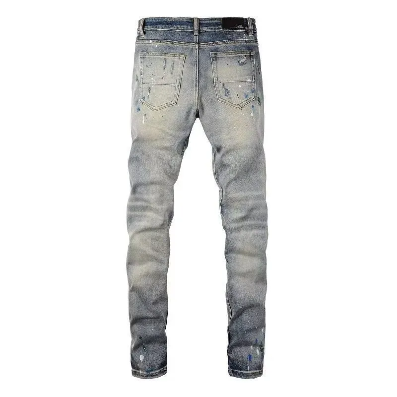 P166 Top replica AMIRI splash-ink medal patch embroidered jeans trousers AMIRI high street basic ripped tight stretch jeans trousers Amiriamiri is transliterated as Emil, which is the name of the founder. Mike Amiri, the founder of amiri, grew up in Los Angeles, USA. He was influenced by the local street culture Rock since childhood, so he founded the amiri brand named after himself. A variety of fashion brand clothing meets the needs of different fashion players. Amiri clothing has novel and unique styles and is a well-known street brand in the United States. Many of its styles and styles are loved by many street photographers. Various clothing styles meet the needs of different people, show their unique temperament, and show the trend of dressing. amiri's jeans are relatively famous. Not only do they have many styles, but the quality of the jeans is also very good. Many celebrities have also worn amiri brand jeans.  The jeans of the amiri brand break through the production process and cutting of the original jeans. The fabrics are relatively soft and comfortable, and are not as hard as some jeans, which can irritate the skin and cause the skin to bleed when worn. Los Angeles trendy brand Amiri's jeans are made with great detail from tailoring to texture, adding wrinkles, bullet holes, damage and other details to add to the trendiness of the jeans. You can choose the style that suits you according to your own needs. Only when you wear a suitable style can you have a certain sense of fashion.  In recent years, high street has become a word that appears more and more frequently in men's clothing. High street style has also become an important direction for everyone's matching. High street related items are basically inseparable from oversize or off-shoulder tops. The lower body is matched with trackpants or tight-fitting denim. In my opinion, the most representative one is perhaps annihilation. Color; picture color Size: m l xl xxl