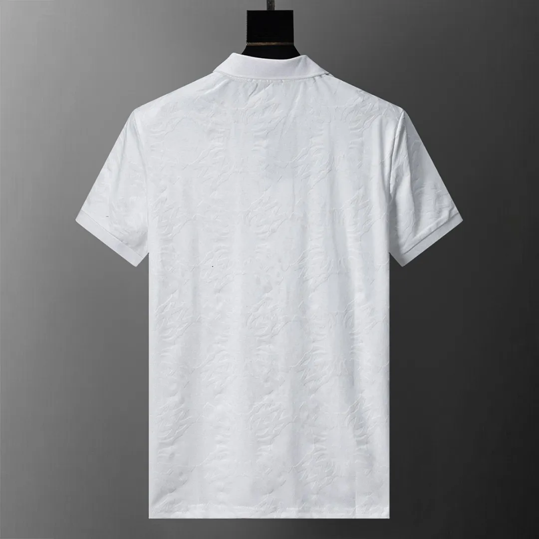P150 Mili's 2026 spring and summer new lapel T-shirt is synchronized with the official website. It is made of mercerized pearl fabric and full-body flocking technology. It is handsome, the fabric is comfortable, the workmanship is rigorous, and the wiring is neat. Good upper body effect·size M-3XL white