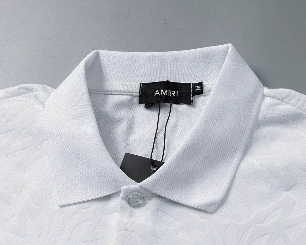 P150 Mili's 2026 spring and summer new lapel T-shirt is synchronized with the official website. It is made of mercerized pearl fabric and full-body flocking technology. It is handsome, the fabric is comfortable, the workmanship is rigorous, and the wiring is neat. Good upper body effect·size M-3XL white