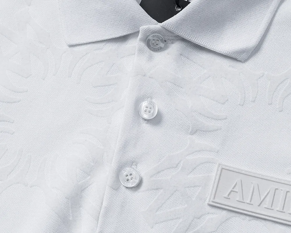 P150 Mili's 2026 spring and summer new lapel T-shirt is synchronized with the official website. It is made of mercerized pearl fabric and full-body flocking technology. It is handsome, the fabric is comfortable, the workmanship is rigorous, and the wiring is neat. Good upper body effect·size M-3XL white