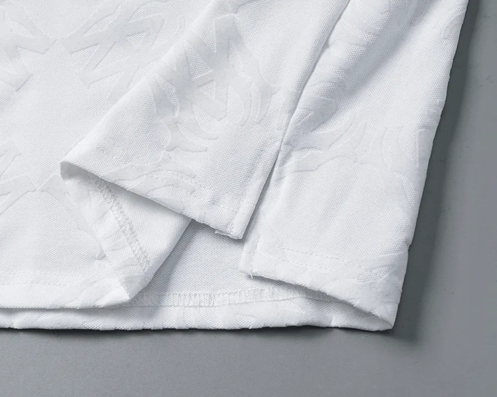 P150 Mili's 2026 spring and summer new lapel T-shirt is synchronized with the official website. It is made of mercerized pearl fabric and full-body flocking technology. It is handsome, the fabric is comfortable, the workmanship is rigorous, and the wiring is neat. Good upper body effect·size M-3XL white