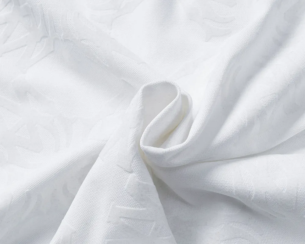 P150 Mili's 2026 spring and summer new lapel T-shirt is synchronized with the official website. It is made of mercerized pearl fabric and full-body flocking technology. It is handsome, the fabric is comfortable, the workmanship is rigorous, and the wiring is neat. Good upper body effect·size M-3XL white