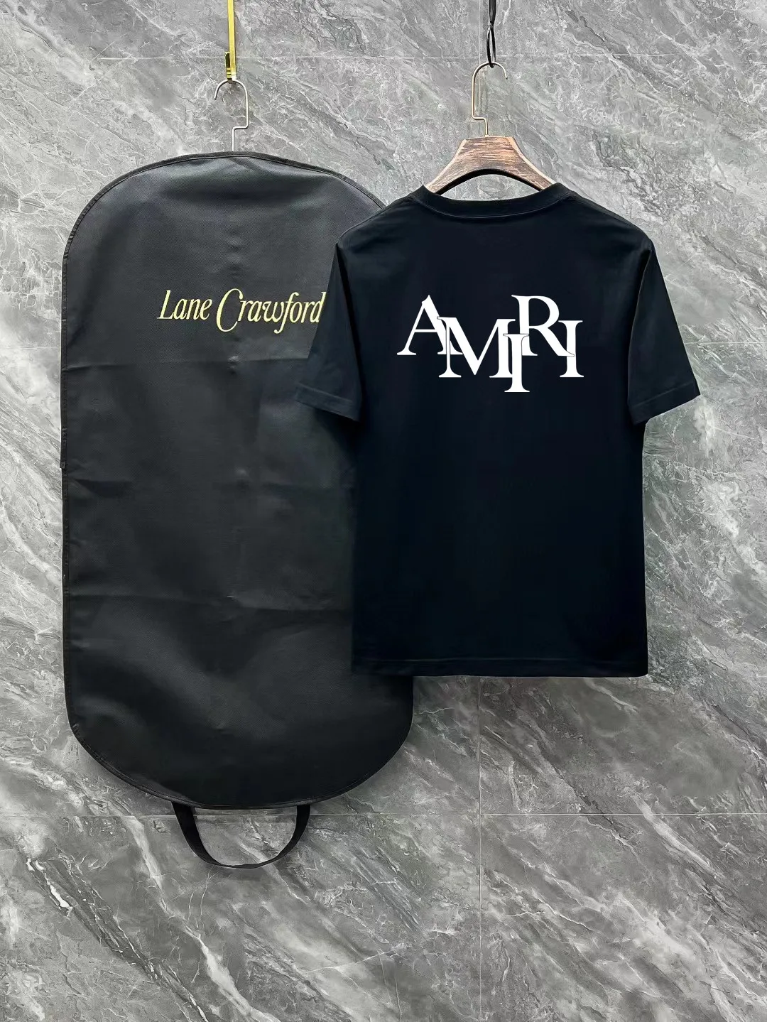 P150 AMIRI# 2025 spring and summer new style debut counter, the latest short-sleeved round neck T-shirt, high-end custom design, avant-garde and fashionable! The brand logo is designed with heavy craftsmanship. High-end customized 250g Xinjiang long-staple cotton fabric. Soft to the touch. Comfortable to wear. Exquisite stitching at the counter level. Fine workmanship. The upper body effect is incomparably handsome! A must-have item for a stylish man! Color: black. White! Size: S M L