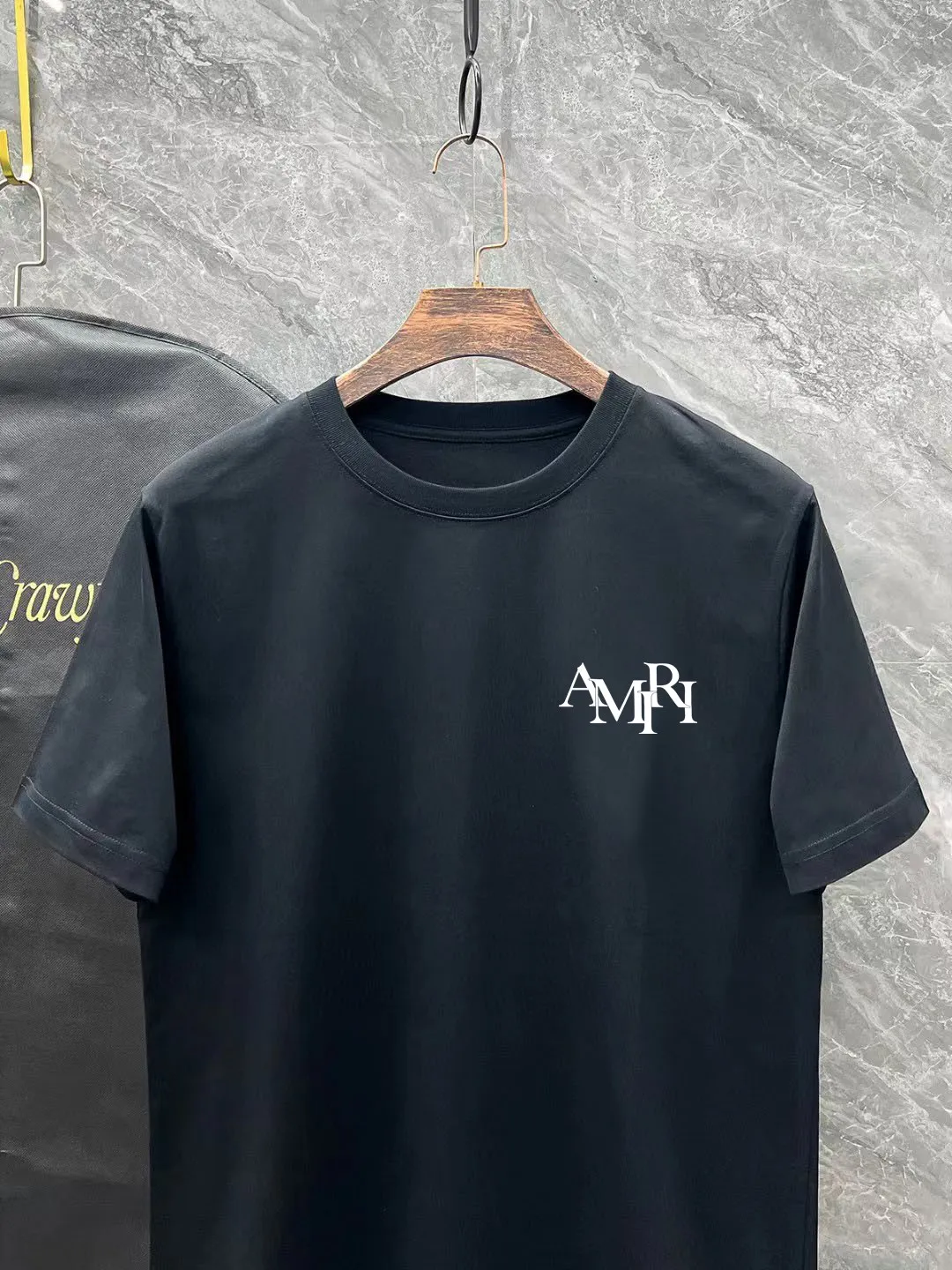 P150 AMIRI# 2025 spring and summer new style debut counter, the latest short-sleeved round neck T-shirt, high-end custom design, avant-garde and fashionable! The brand logo is designed with heavy craftsmanship. High-end customized 250g Xinjiang long-staple cotton fabric. Soft to the touch. Comfortable to wear. Exquisite stitching at the counter level. Fine workmanship. The upper body effect is incomparably handsome! A must-have item for a stylish man! Color: black. White! Size: S M L