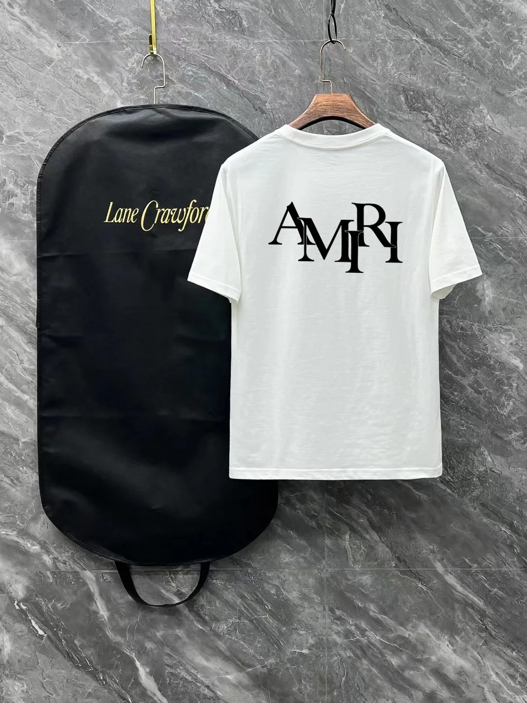 P150 AMIRI# 2025 spring and summer new style debut counter, the latest short-sleeved round neck T-shirt, high-end custom design, avant-garde and fashionable! The brand logo is designed with heavy craftsmanship. High-end customized 250g Xinjiang long-staple cotton fabric. Soft to the touch. Comfortable to wear. Exquisite stitching at the counter level. Fine workmanship. The upper body effect is incomparably handsome! A must-have item for a stylish man! Color: black. White! Size: S M L