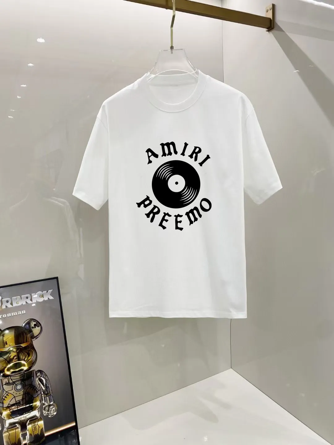 P140 AMIRI# 2025 spring and summer new style debut counter, the latest short-sleeved round neck T-shirt, high-end custom design, avant-garde and fashionable! The brand logo is designed with heavy craftsmanship. High-end customized 250g Xinjiang long-staple cotton fabric. Soft to the touch. Comfortable to wear. Exquisite stitching at the counter level. Fine workmanship. The upper body effect is incomparably handsome! A must-have item for a stylish man! Color: black. White! Size: S M L