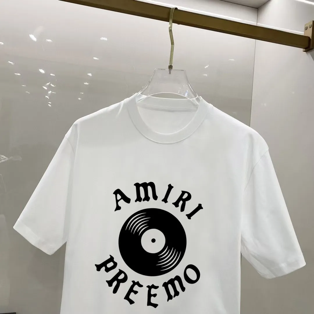 P140 AMIRI# 2025 spring and summer new style debut counter, the latest short-sleeved round neck T-shirt, high-end custom design, avant-garde and fashionable! The brand logo is designed with heavy craftsmanship. High-end customized 250g Xinjiang long-staple cotton fabric. Soft to the touch. Comfortable to wear. Exquisite stitching at the counter level. Fine workmanship. The upper body effect is incomparably handsome! A must-have item for a stylish man! Color: black. White! Size: S M L