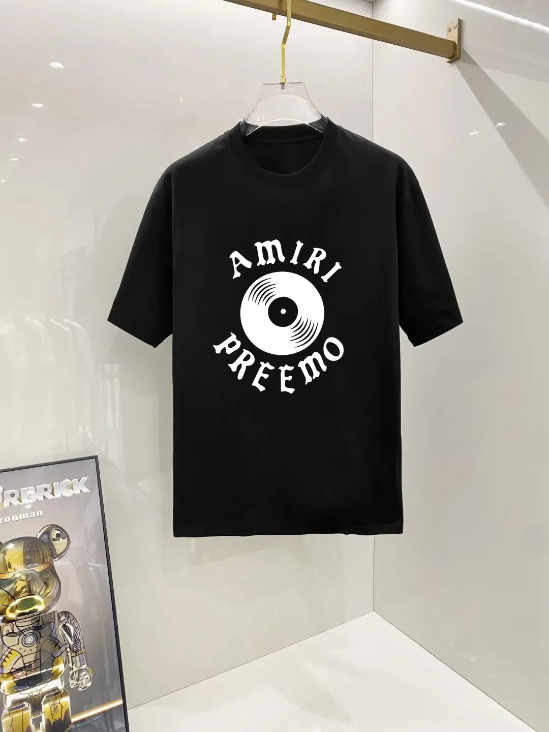 P140 AMIRI# 2025 spring and summer new style debut counter, the latest short-sleeved round neck T-shirt, high-end custom design, avant-garde and fashionable! The brand logo is designed with heavy craftsmanship. High-end customized 250g Xinjiang long-staple cotton fabric. Soft to the touch. Comfortable to wear. Exquisite stitching at the counter level. Fine workmanship. The upper body effect is incomparably handsome! A must-have item for a stylish man! Color: black. White! Size: S M L