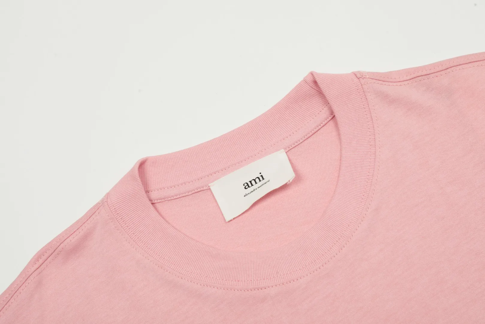 Ami Amy 2024ss Spring New Style Classic Metal Chapter Short Sleeves ✅Correct version of customized metal. There is no small embroidery mark on the reverse side. The maximum size can be worn up to 230 pounds. No pressure to export to Europe and the United States. Size S-XL Color: Black, White, Apricot, Navy Blue, Burgundy, Pink, Sky Blue, Mint Green