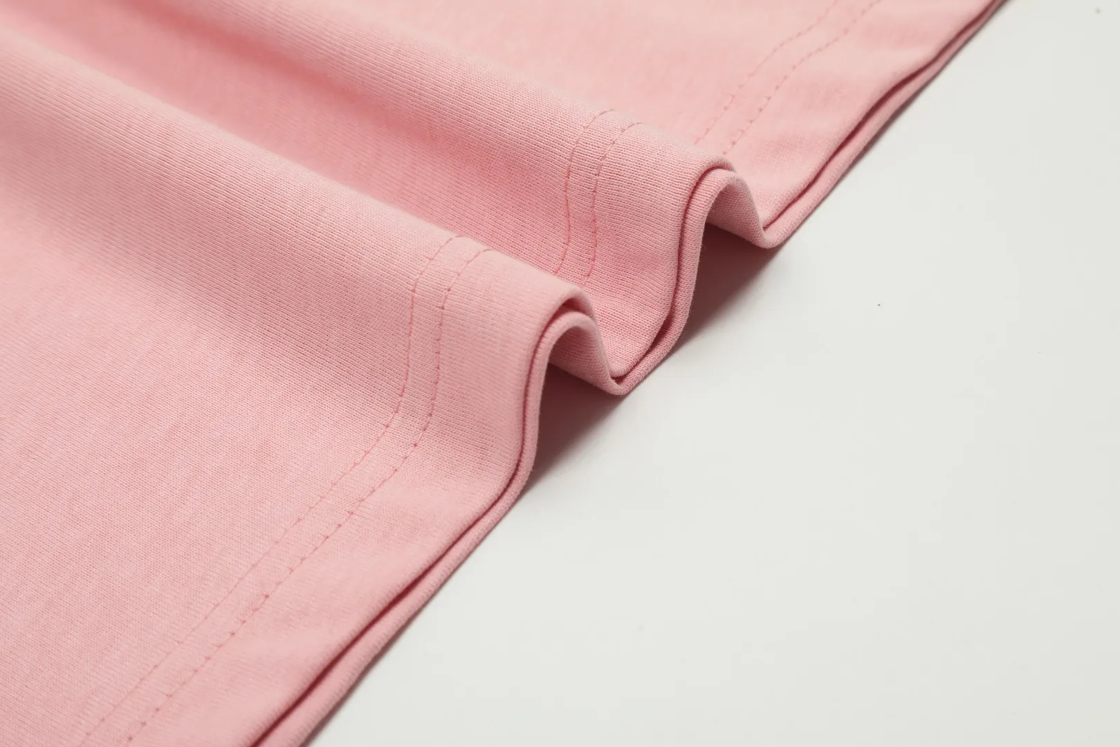 Ami Amy 2024ss Spring New Style Classic Metal Chapter Short Sleeves ✅Correct version of customized metal. There is no small embroidery mark on the reverse side. The maximum size can be worn up to 230 pounds. No pressure to export to Europe and the United States. Size S-XL Color: Black, White, Apricot, Navy Blue, Burgundy, Pink, Sky Blue, Mint Green