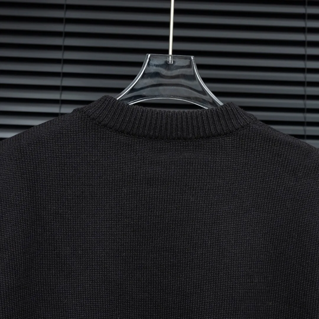 P290 Style: AMIRI high-density embroidered long-sleeved sweater Size: S-XXL Fabric: Wool blend Accessories: Full set of customized original accessories No gender distinction, same style for men and women