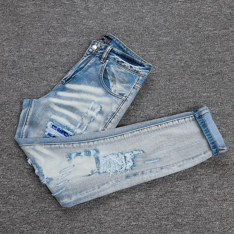 P246 💰 (Top version) AMIRI popular high street jeans slim fit stretch washed knife cut trousers for men. AMIRI amiri is transliterated as Emil, which is the name of the founder. Mike Amiri, the founder of amiri, grew up in Los Angeles, USA. He was influenced by local street culture and Punk Rock since childhood, so he founded the amiri brand named after himself. A variety of trendy clothing meets the needs of different fashion players. Amiri clothing has novel and unique styles and is a well-known street brand in the United States. The styles and styles of many clothes are loved by many street photographers. The various clothing styles meet the dressing needs of different people, show their unique temperament, and show the trend of dressing. amiri's jeans are relatively famous. Not only do they have many styles, but the quality of the jeans is also very good. Many celebrities have also worn amiri brand jeans. Color: Picture color Size: 28, 30, 32, 34, 36 28 30 32 34 36 Waist 71 76 81 86 91 Qianlang 26.5 27.5 28.5 29.5 30.5 Hou Lang 37 38 39 40 41 Foot 14 14.8 15.6 16.4 17.2 Foreign Minister 100 102 104 106 107
