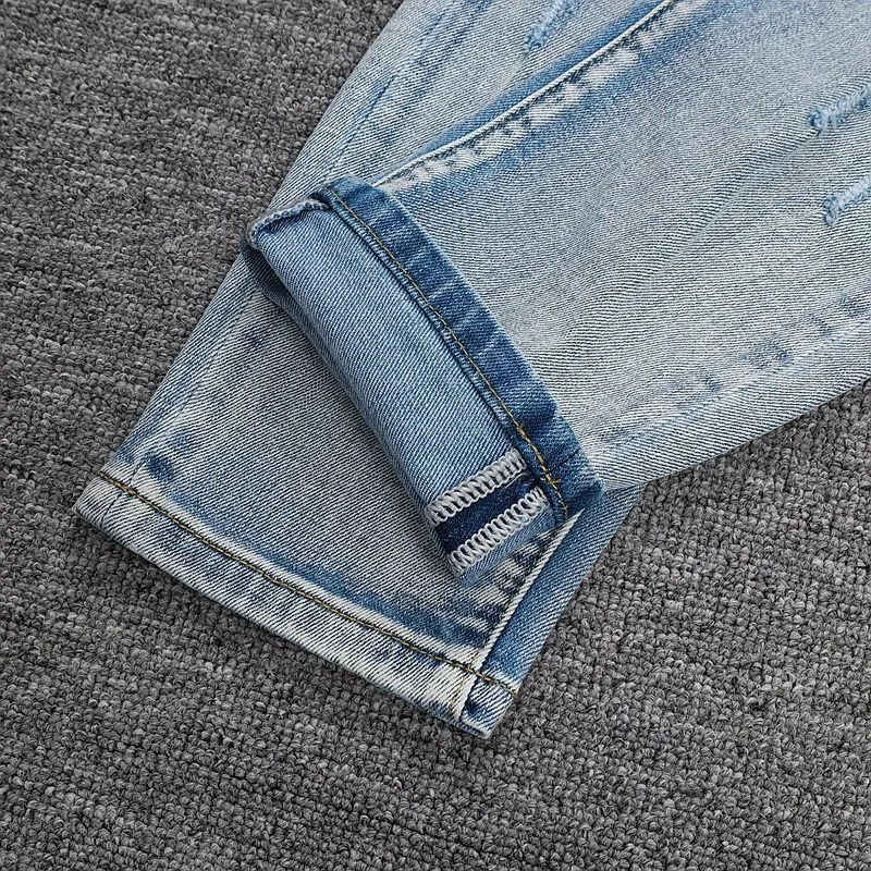 P246 💰 (Top version) AMIRI popular high street jeans slim fit stretch washed knife cut trousers for men. AMIRI amiri is transliterated as Emil, which is the name of the founder. Mike Amiri, the founder of amiri, grew up in Los Angeles, USA. He was influenced by local street culture and Punk Rock since childhood, so he founded the amiri brand named after himself. A variety of trendy clothing meets the needs of different fashion players. Amiri clothing has novel and unique styles and is a well-known street brand in the United States. The styles and styles of many clothes are loved by many street photographers. The various clothing styles meet the dressing needs of different people, show their unique temperament, and show the trend of dressing. amiri's jeans are relatively famous. Not only do they have many styles, but the quality of the jeans is also very good. Many celebrities have also worn amiri brand jeans. Color: Picture color Size: 28, 30, 32, 34, 36 28 30 32 34 36 Waist 71 76 81 86 91 Qianlang 26.5 27.5 28.5 29.5 30.5 Hou Lang 37 38 39 40 41 Foot 14 14.8 15.6 16.4 17.2 Foreign Minister 100 102 104 106 107