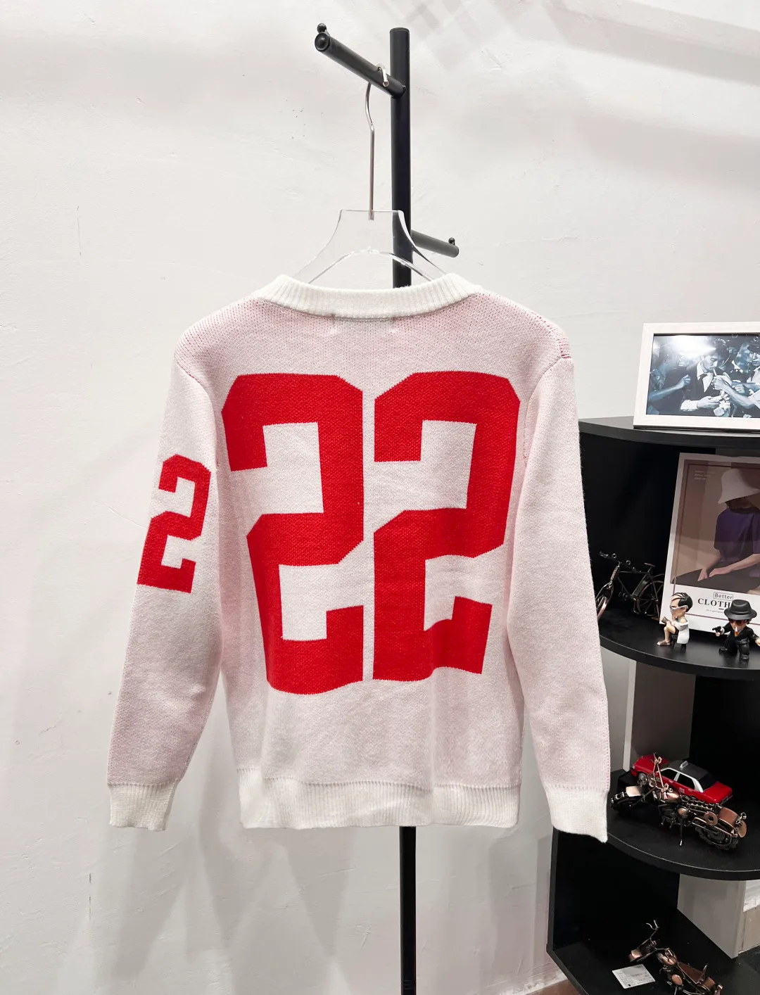 P190 AMIRI 2024 new sweater with 22 letters on the back and large logo on the back. Color-dyed wool blended cotton yarn. High gram weight, high density and ultra-high quality. The wool is soft, delicate and skin-friendly. It feels soft and silky. The hand feel is not ordinary. 💕 All high-gram weight cotton yarn is color-dyed to ensure no color difference. It adopts four-hole knitting method. It is tight and textured. It is durable and does not deform and is not easy to pilling. It has a soft and warm comfort. Wear it alone and it won’t tie you down. It’s absolutely stunning‼ ️Classic knitted clothing uses exquisite details and iconic brand symbols to reinterpret the charming charm. It injects low-key brand logo connotation into the entire design. It is simply amazing. All products are produced on imported looms. The details are clearly visible. The washing water is consistent with ZP. The upper body effect is great. No matter how you match it, it looks high-end and elegant. It has a high-end feel and is so versatile. Color: White Size: S-XL
