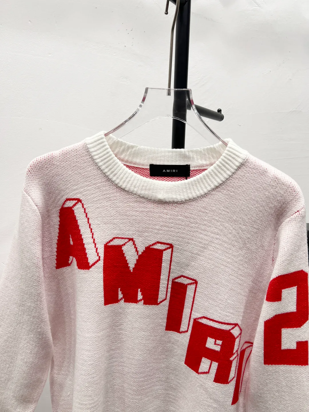 P190 AMIRI 2024 new sweater with 22 letters on the back and large logo on the back. Color-dyed wool blended cotton yarn. High gram weight, high density and ultra-high quality. The wool is soft, delicate and skin-friendly. It feels soft and silky. The hand feel is not ordinary. 💕 All high-gram weight cotton yarn is color-dyed to ensure no color difference. It adopts four-hole knitting method. It is tight and textured. It is durable and does not deform and is not easy to pilling. It has a soft and warm comfort. Wear it alone and it won’t tie you down. It’s absolutely stunning‼ ️Classic knitted clothing uses exquisite details and iconic brand symbols to reinterpret the charming charm. It injects low-key brand logo connotation into the entire design. It is simply amazing. All products are produced on imported looms. The details are clearly visible. The washing water is consistent with ZP. The upper body effect is great. No matter how you match it, it looks high-end and elegant. It has a high-end feel and is so versatile. Color: White Size: S-XL