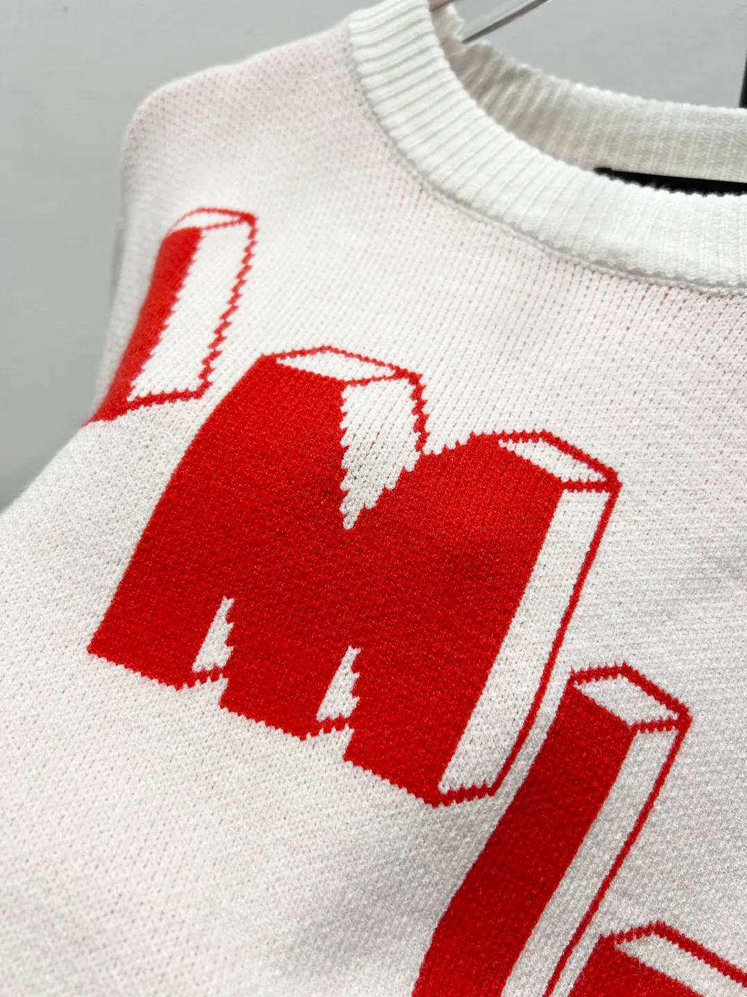 P190 AMIRI 2024 new sweater with 22 letters on the back and large logo on the back. Color-dyed wool blended cotton yarn. High gram weight, high density and ultra-high quality. The wool is soft, delicate and skin-friendly. It feels soft and silky. The hand feel is not ordinary. 💕 All high-gram weight cotton yarn is color-dyed to ensure no color difference. It adopts four-hole knitting method. It is tight and textured. It is durable and does not deform and is not easy to pilling. It has a soft and warm comfort. Wear it alone and it won’t tie you down. It’s absolutely stunning‼ ️Classic knitted clothing uses exquisite details and iconic brand symbols to reinterpret the charming charm. It injects low-key brand logo connotation into the entire design. It is simply amazing. All products are produced on imported looms. The details are clearly visible. The washing water is consistent with ZP. The upper body effect is great. No matter how you match it, it looks high-end and elegant. It has a high-end feel and is so versatile. Color: White Size: S-XL