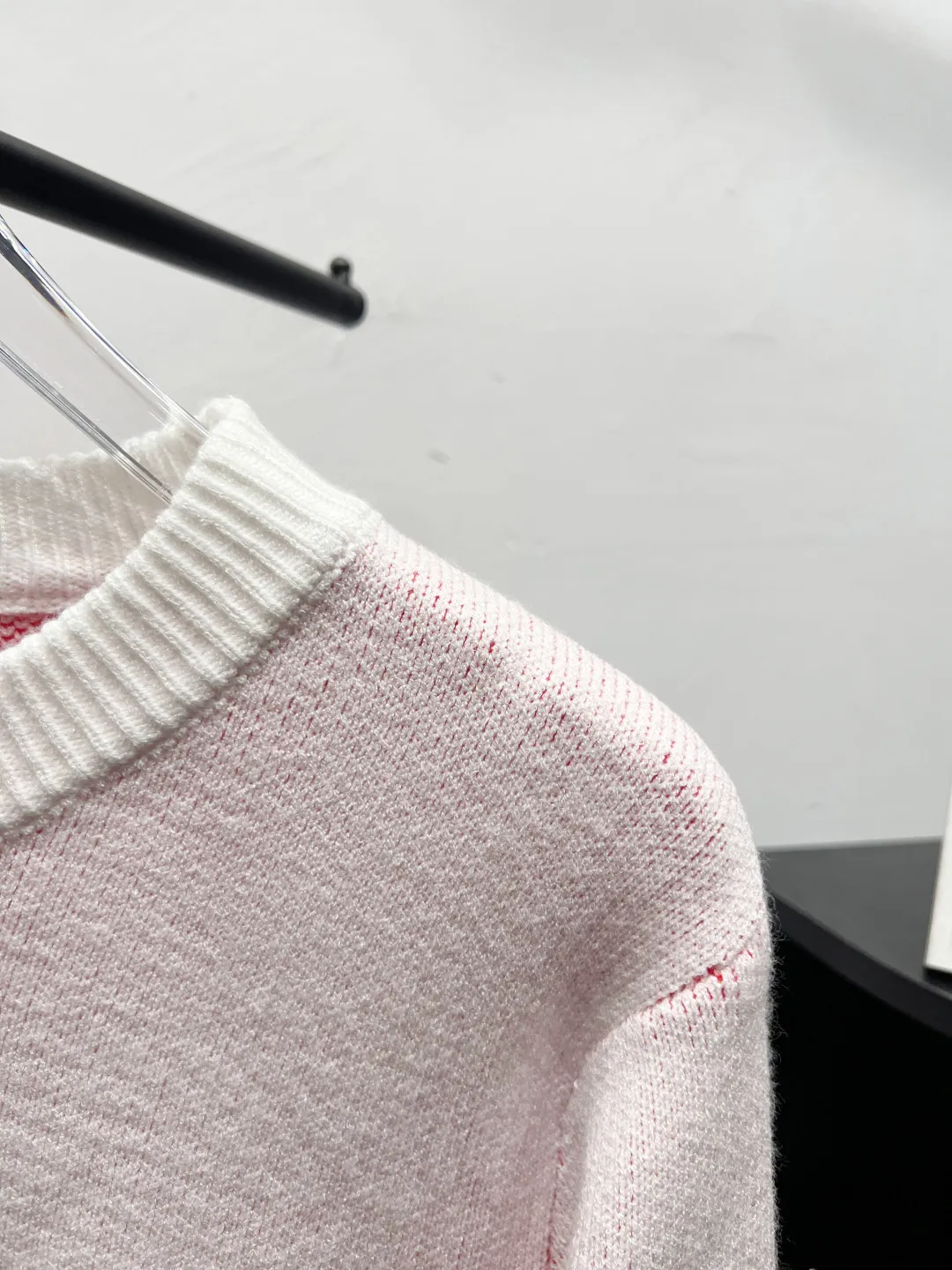 P190 AMIRI 2024 new sweater with 22 letters on the back and large logo on the back. Color-dyed wool blended cotton yarn. High gram weight, high density and ultra-high quality. The wool is soft, delicate and skin-friendly. It feels soft and silky. The hand feel is not ordinary. 💕 All high-gram weight cotton yarn is color-dyed to ensure no color difference. It adopts four-hole knitting method. It is tight and textured. It is durable and does not deform and is not easy to pilling. It has a soft and warm comfort. Wear it alone and it won’t tie you down. It’s absolutely stunning‼ ️Classic knitted clothing uses exquisite details and iconic brand symbols to reinterpret the charming charm. It injects low-key brand logo connotation into the entire design. It is simply amazing. All products are produced on imported looms. The details are clearly visible. The washing water is consistent with ZP. The upper body effect is great. No matter how you match it, it looks high-end and elegant. It has a high-end feel and is so versatile. Color: White Size: S-XL