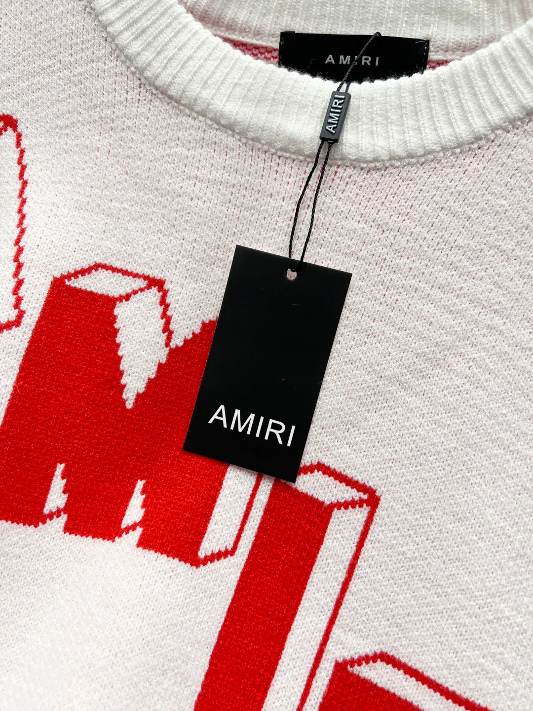 P190 AMIRI 2024 new sweater with 22 letters on the back and large logo on the back. Color-dyed wool blended cotton yarn. High gram weight, high density and ultra-high quality. The wool is soft, delicate and skin-friendly. It feels soft and silky. The hand feel is not ordinary. 💕 All high-gram weight cotton yarn is color-dyed to ensure no color difference. It adopts four-hole knitting method. It is tight and textured. It is durable and does not deform and is not easy to pilling. It has a soft and warm comfort. Wear it alone and it won’t tie you down. It’s absolutely stunning‼ ️Classic knitted clothing uses exquisite details and iconic brand symbols to reinterpret the charming charm. It injects low-key brand logo connotation into the entire design. It is simply amazing. All products are produced on imported looms. The details are clearly visible. The washing water is consistent with ZP. The upper body effect is great. No matter how you match it, it looks high-end and elegant. It has a high-end feel and is so versatile. Color: White Size: S-XL