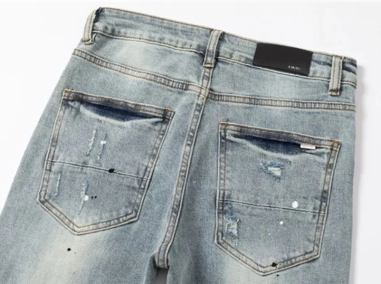#N24 P246💰 (Top version) AMIRI hot high street jeans slim fit stretch washed knife cut trousers men's fashion AMIRI amiri is transliterated as Emil, which is the name of the founder. Mike Amiri, the founder of amiri, grew up in Los Angeles, USA. He was influenced by local street culture and Punk Rock since childhood, so he founded the amiri brand named after himself. A variety of trendy clothing meets the needs of different trendy players. Amiri clothing has novel and unique styles and is a well-known street brand in the United States. The styles and styles of many clothes are loved by many street photographers. The various clothing styles meet the dressing needs of different people, show their unique temperament, and show the trend of dressing. amiri's jeans are relatively famous. Not only do they have many styles, but the quality of the jeans is also very good. Many celebrities have also worn amiri brand jeans. Color: Picture color Size: 28, 30, 32, 34, 36 28 30 32 34 36 Waist 71 76 81 86 91 Qianlang 26.5 27.5 28.5 29.5 30.5 Hou Lang 37 38 39 40 41 Foot 14 14.8 15.6 16.4 17.2 Foreign Minister 100 102 104 106 107