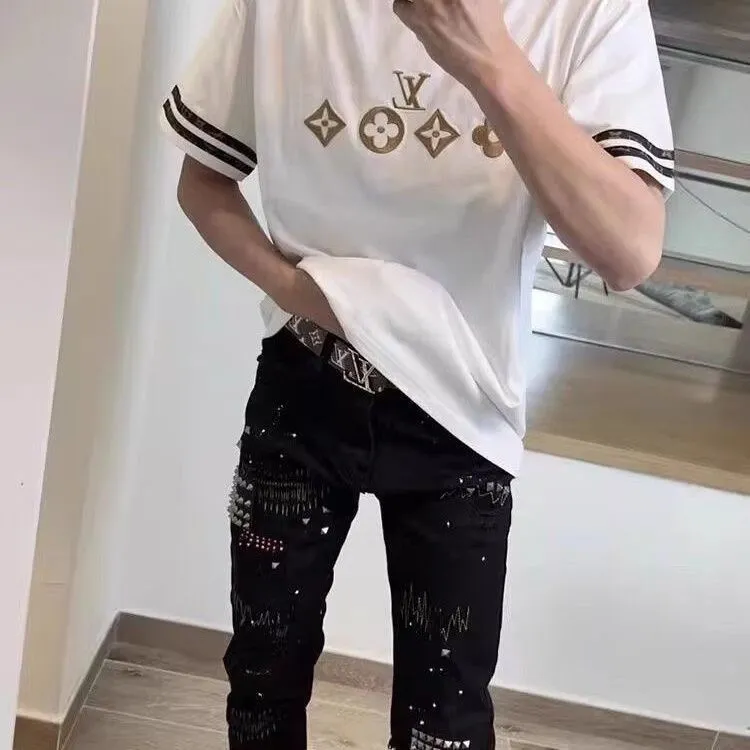 #M43 P168💰 Amiri classic diamond-encrusted ripped jeans and slim fit pants. Produced by a major washed factory. Full of high-end feel. Partial damage to the knees and leather design. Already used as a facade design. Leather waist nameplate. The focus of this style is not on washing, but on the shape and version of the damage. The secret lies in the craftsmanship of the master. The cost of post-production fraying, horse cutting, knife cutting, etc. These hand-made products are far beyond comparison with assembly line products. Color: Picture color Size: 30-32-34-36