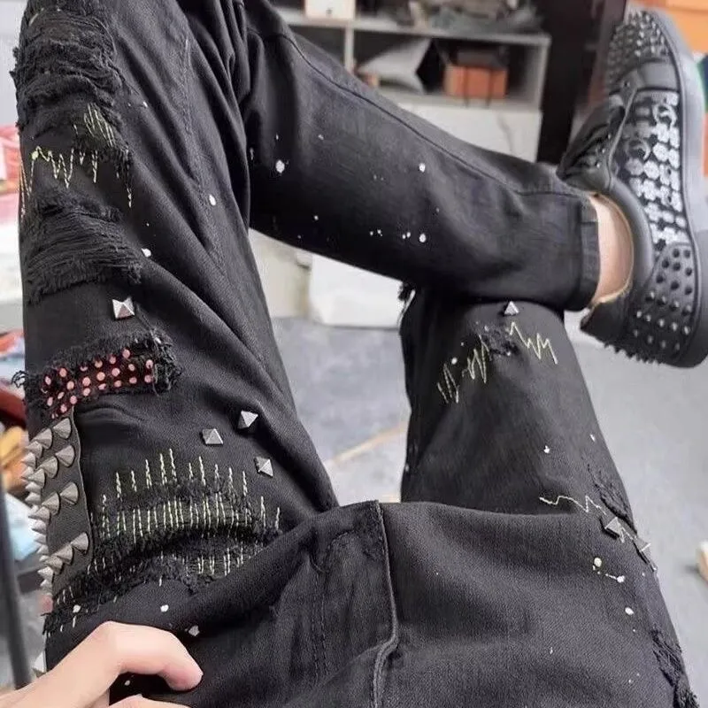 #M43 P168💰 Amiri classic diamond-encrusted ripped jeans and slim fit pants. Produced by a major washed factory. Full of high-end feel. Partial damage to the knees and leather design. Already used as a facade design. Leather waist nameplate. The focus of this style is not on washing, but on the shape and version of the damage. The secret lies in the craftsmanship of the master. The cost of post-production fraying, horse cutting, knife cutting, etc. These hand-made products are far beyond comparison with assembly line products. Color: Picture color Size: 30-32-34-36