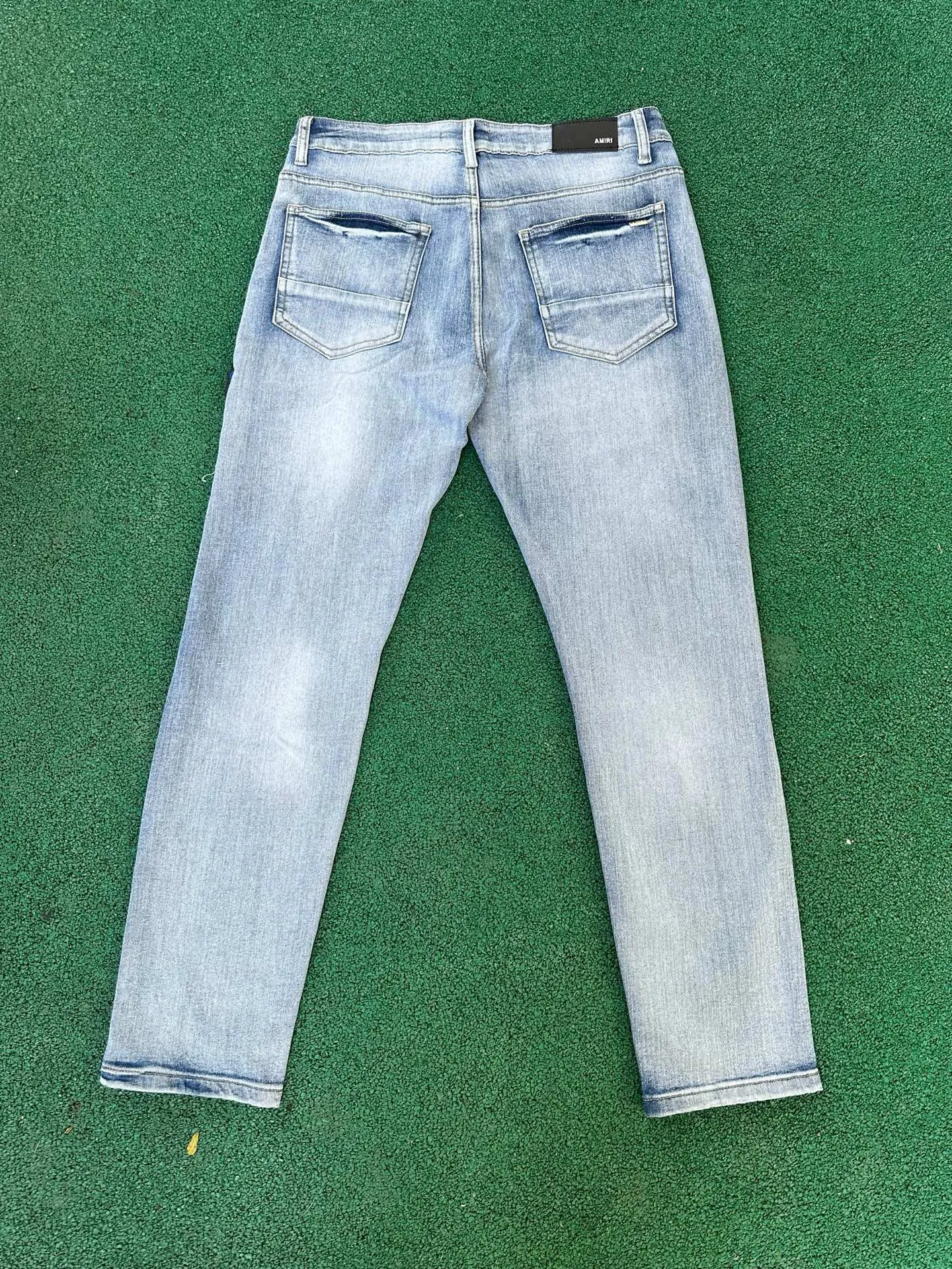 P186 💰 AMIRI patch embroidery jeans trousers AMIRI high street basic ripped tight elastic jeans trousers amiri brand jeans break the production process and cutting of the original jeans, the fabrics are softer and more comfortable Hand-sewn collar label Customized logo buttons Genuine leather tag Color: Picture color Size: 30-32-34-36