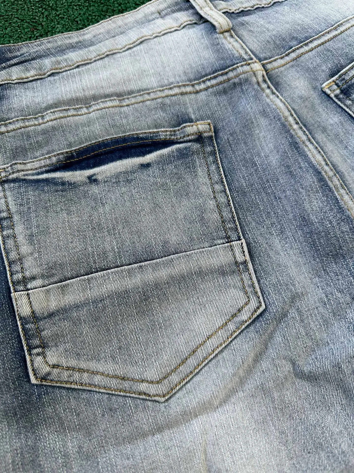 P186 💰 AMIRI patch embroidery jeans trousers AMIRI high street basic ripped tight elastic jeans trousers amiri brand jeans break the production process and cutting of the original jeans, the fabrics are softer and more comfortable Hand-sewn collar label Customized logo buttons Genuine leather tag Color: Picture color Size: 30-32-34-36