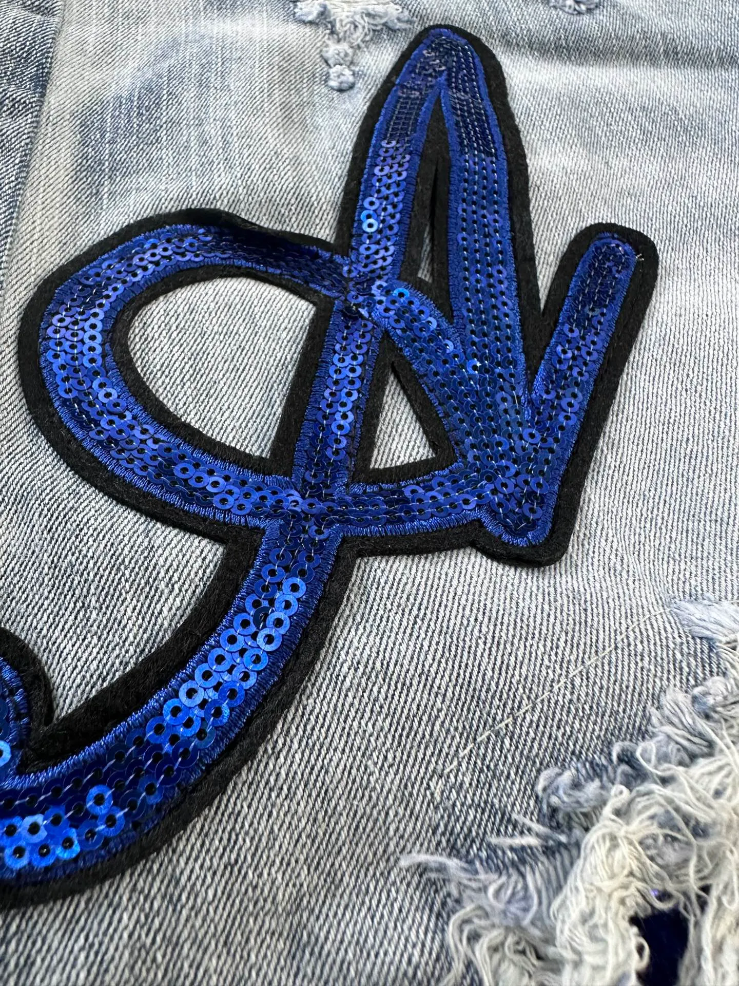 P186 💰 AMIRI patch embroidery jeans trousers AMIRI high street basic ripped tight elastic jeans trousers amiri brand jeans break the production process and cutting of the original jeans, the fabrics are softer and more comfortable Hand-sewn collar label Customized logo buttons Genuine leather tag Color: Picture color Size: 30-32-34-36