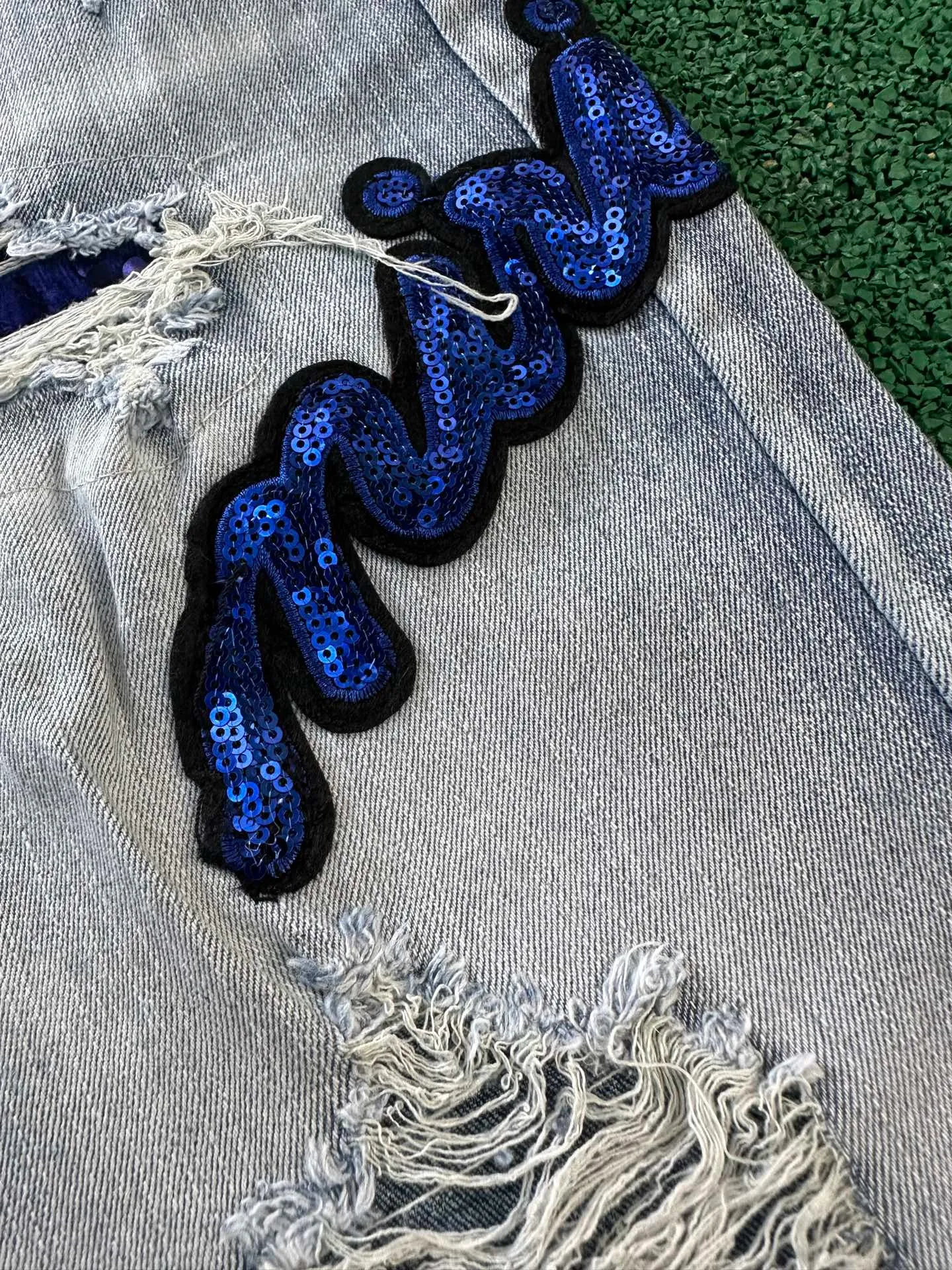 P186 💰 AMIRI patch embroidery jeans trousers AMIRI high street basic ripped tight elastic jeans trousers amiri brand jeans break the production process and cutting of the original jeans, the fabrics are softer and more comfortable Hand-sewn collar label Customized logo buttons Genuine leather tag Color: Picture color Size: 30-32-34-36