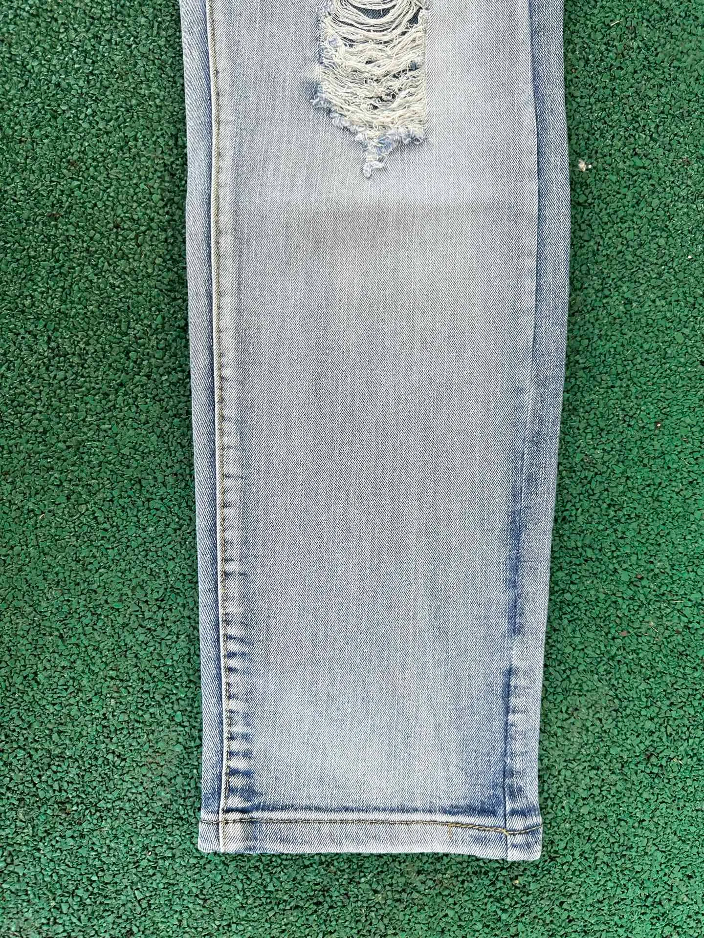 P186 💰 AMIRI patch embroidery jeans trousers AMIRI high street basic ripped tight elastic jeans trousers amiri brand jeans break the production process and cutting of the original jeans, the fabrics are softer and more comfortable Hand-sewn collar label Customized logo buttons Genuine leather tag Color: Picture color Size: 30-32-34-36