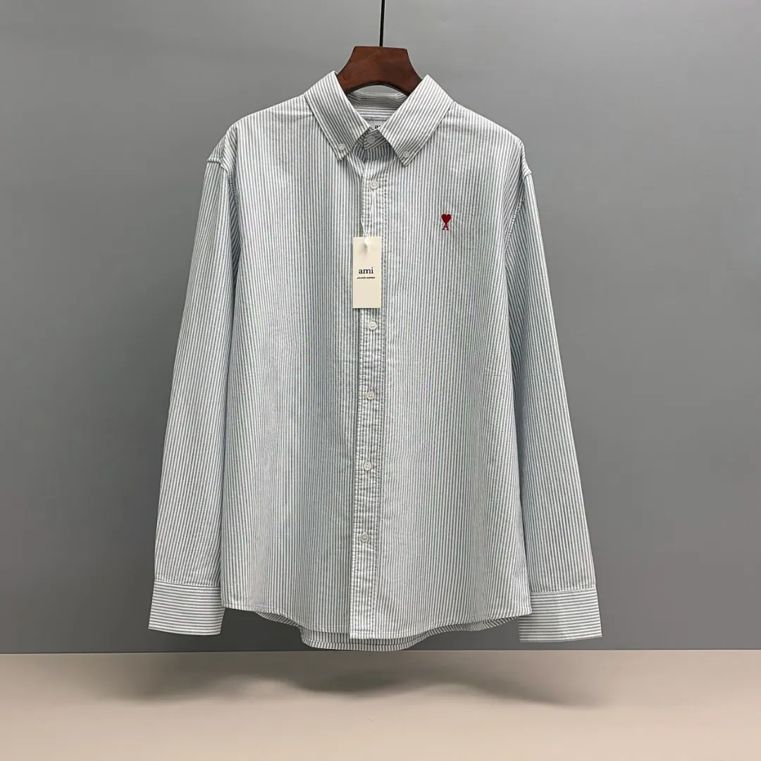 🅿️240 Ralph Lauren/Ralph Lauren imitation striped embroidered shirt. It is made of 100% cotton Oxford fabric. The 100% cotton material makes it very breathable. It is comfortable to wear and not easy to sweat. It has a loose fit and a three-dimensional upper body. The lines are smooth and natural. From the shoulder line to the waistline to the hem, the line transition is smooth. There are no unnecessary folds or accumulation. The whole body is neat and stretched. The chest is embellished with the iconic love embroidery. It is simple but highly recognizable. The embroidery thread has a natural color transition and the stitches are even and uniform in size. The stitches can also connect naturally and the lines are smooth and not stiff. Size: S M L XL