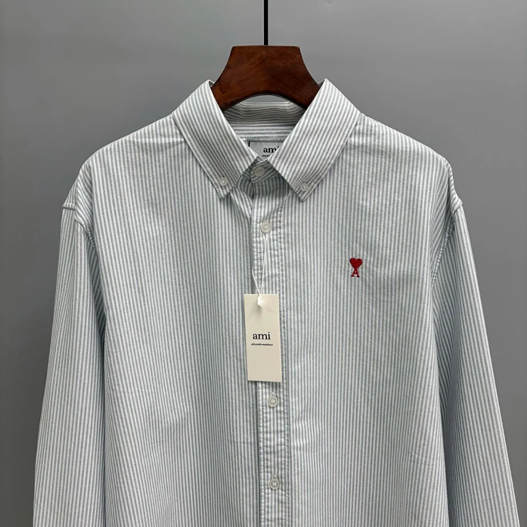 🅿️240 Ralph Lauren/Ralph Lauren imitation striped embroidered shirt. It is made of 100% cotton Oxford fabric. The 100% cotton material makes it very breathable. It is comfortable to wear and not easy to sweat. It has a loose fit and a three-dimensional upper body. The lines are smooth and natural. From the shoulder line to the waistline to the hem, the line transition is smooth. There are no unnecessary folds or accumulation. The whole body is neat and stretched. The chest is embellished with the iconic love embroidery. It is simple but highly recognizable. The embroidery thread has a natural color transition and the stitches are even and uniform in size. The stitches can also connect naturally and the lines are smooth and not stiff. Size: S M L XL