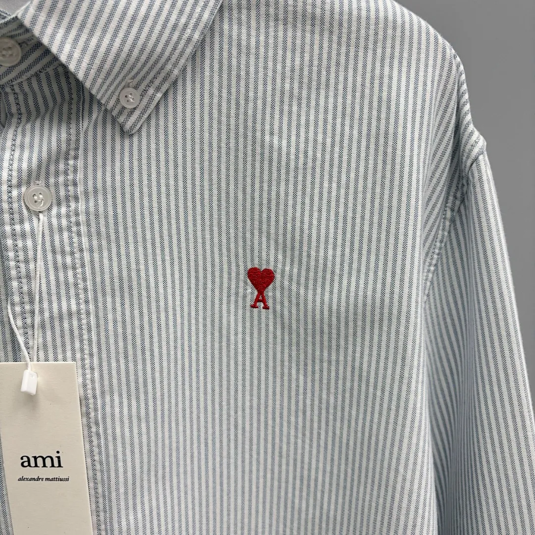 🅿️240 Ralph Lauren/Ralph Lauren imitation striped embroidered shirt. It is made of 100% cotton Oxford fabric. The 100% cotton material makes it very breathable. It is comfortable to wear and not easy to sweat. It has a loose fit and a three-dimensional upper body. The lines are smooth and natural. From the shoulder line to the waistline to the hem, the line transition is smooth. There are no unnecessary folds or accumulation. The whole body is neat and stretched. The chest is embellished with the iconic love embroidery. It is simple but highly recognizable. The embroidery thread has a natural color transition and the stitches are even and uniform in size. The stitches can also connect naturally and the lines are smooth and not stiff. Size: S M L XL