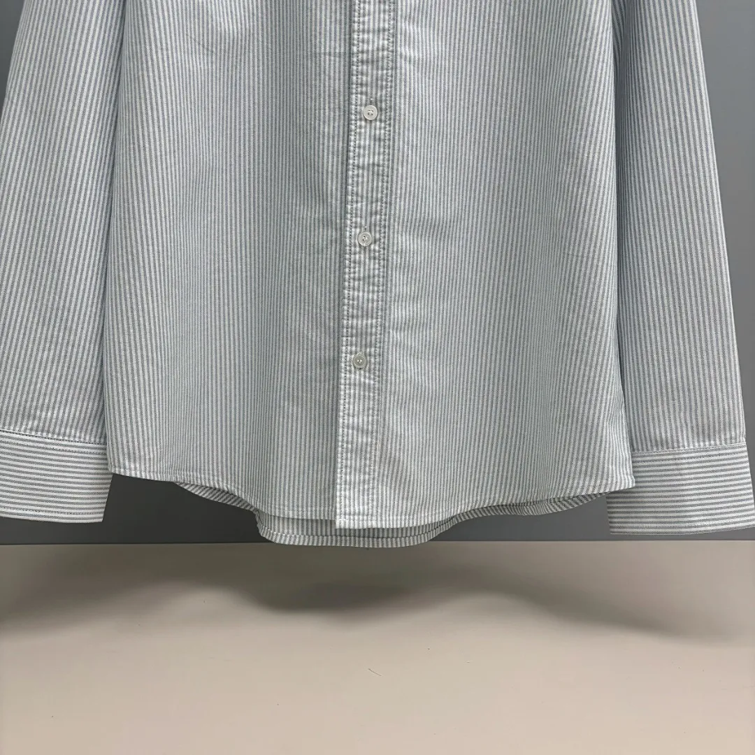 🅿️240 Ralph Lauren/Ralph Lauren imitation striped embroidered shirt. It is made of 100% cotton Oxford fabric. The 100% cotton material makes it very breathable. It is comfortable to wear and not easy to sweat. It has a loose fit and a three-dimensional upper body. The lines are smooth and natural. From the shoulder line to the waistline to the hem, the line transition is smooth. There are no unnecessary folds or accumulation. The whole body is neat and stretched. The chest is embellished with the iconic love embroidery. It is simple but highly recognizable. The embroidery thread has a natural color transition and the stitches are even and uniform in size. The stitches can also connect naturally and the lines are smooth and not stiff. Size: S M L XL