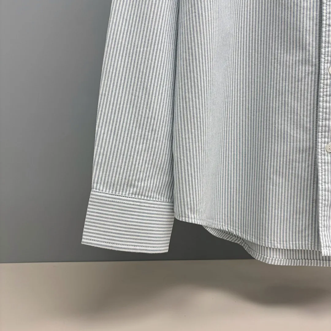 🅿️240 Ralph Lauren/Ralph Lauren imitation striped embroidered shirt. It is made of 100% cotton Oxford fabric. The 100% cotton material makes it very breathable. It is comfortable to wear and not easy to sweat. It has a loose fit and a three-dimensional upper body. The lines are smooth and natural. From the shoulder line to the waistline to the hem, the line transition is smooth. There are no unnecessary folds or accumulation. The whole body is neat and stretched. The chest is embellished with the iconic love embroidery. It is simple but highly recognizable. The embroidery thread has a natural color transition and the stitches are even and uniform in size. The stitches can also connect naturally and the lines are smooth and not stiff. Size: S M L XL